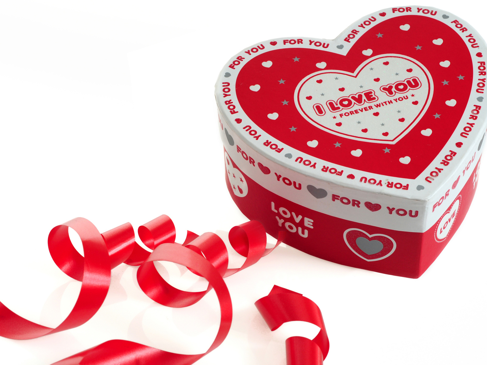 Красивая коробка в форме сердца на белом фоне с красной лентой