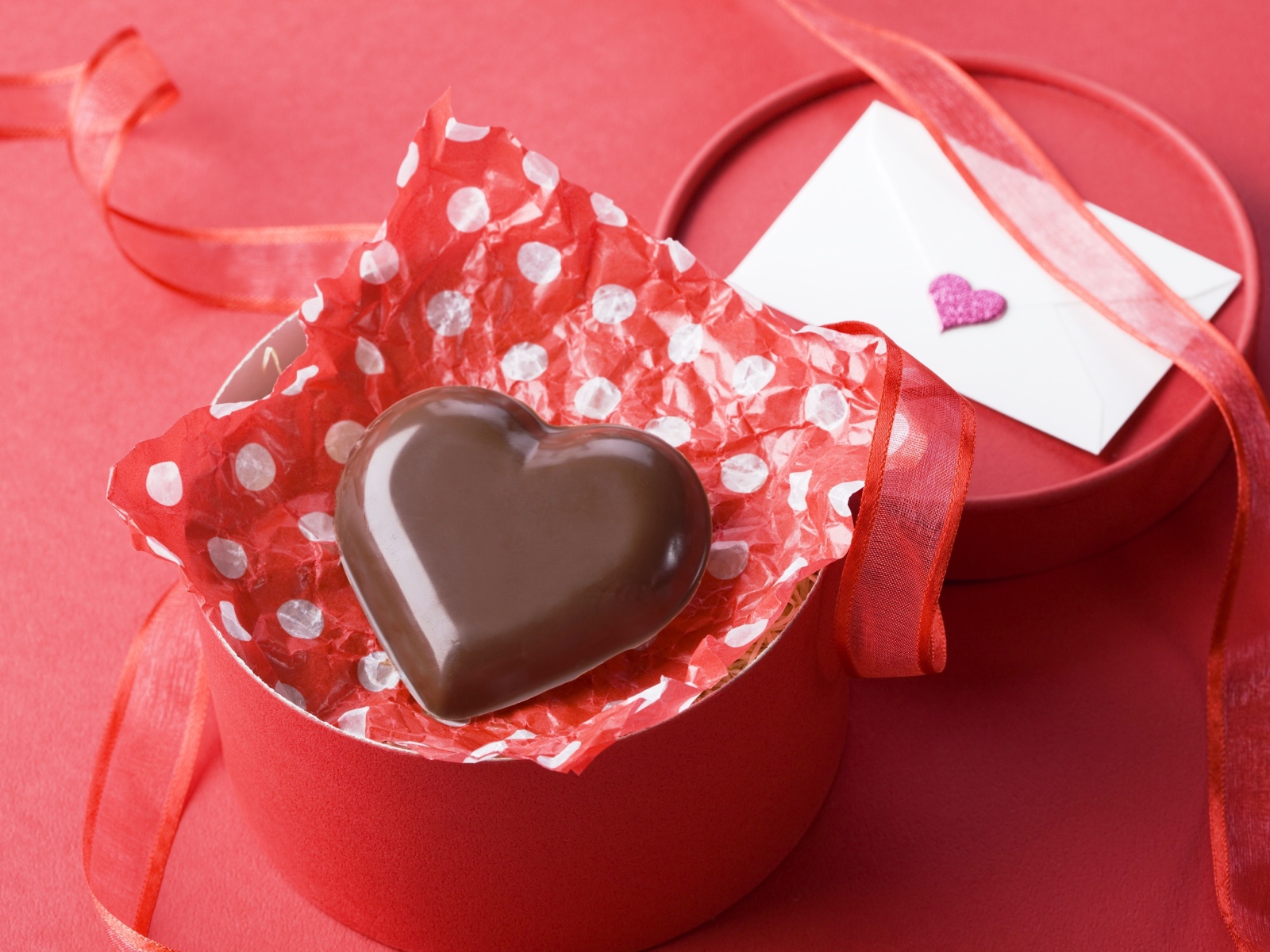 Шоколадное сердце к круглой розовой подарочной коробке 