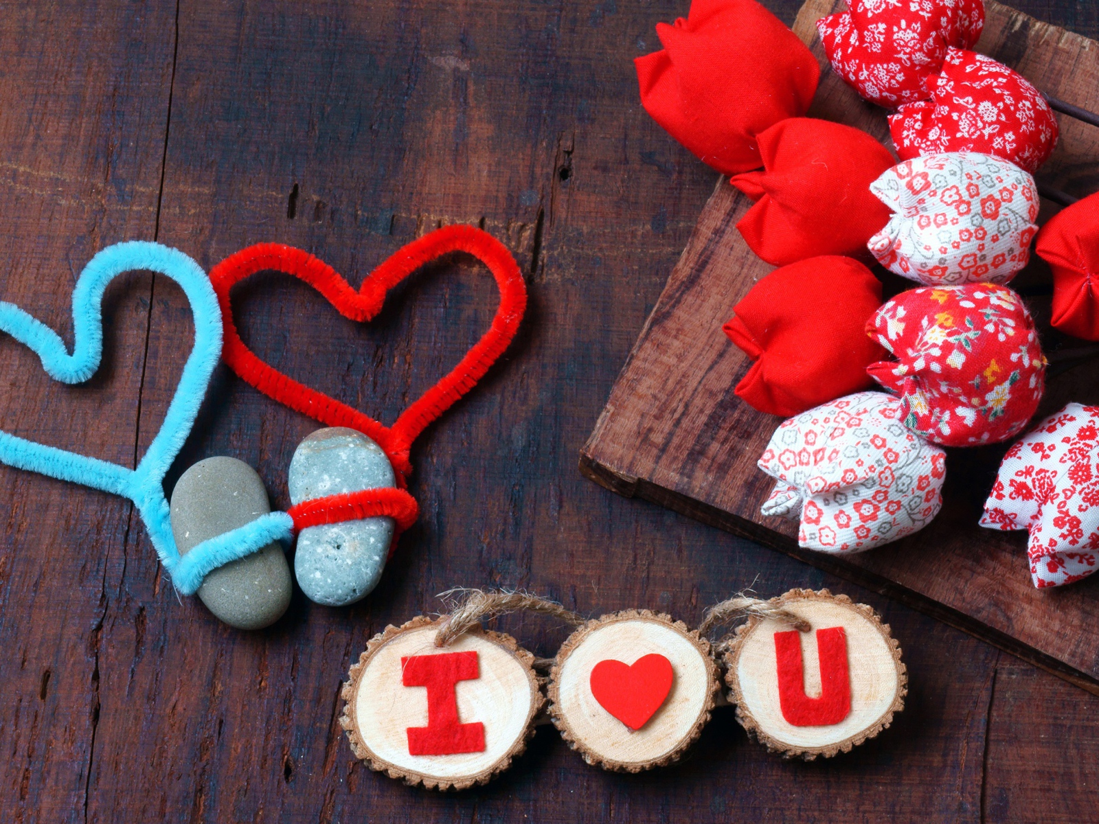 Тюльпаны из ткани и два сердца на столе