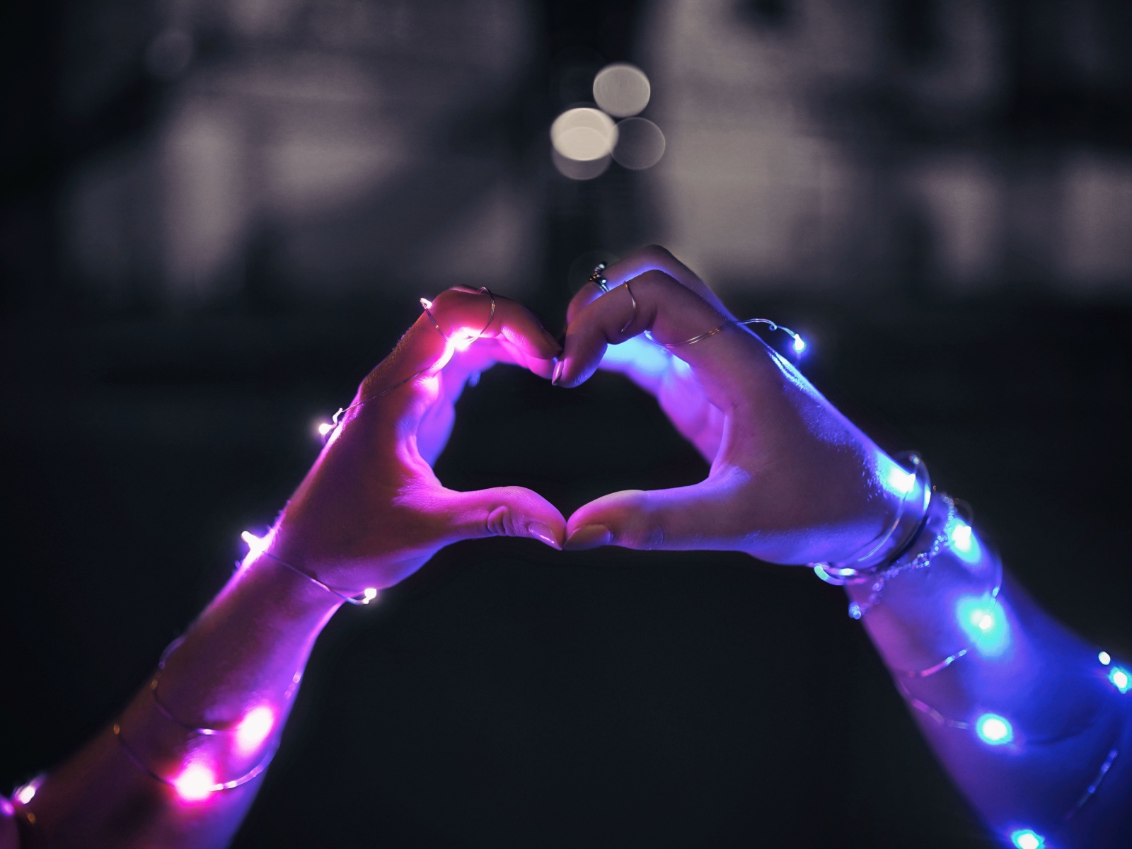 Девушка делает сердце руками