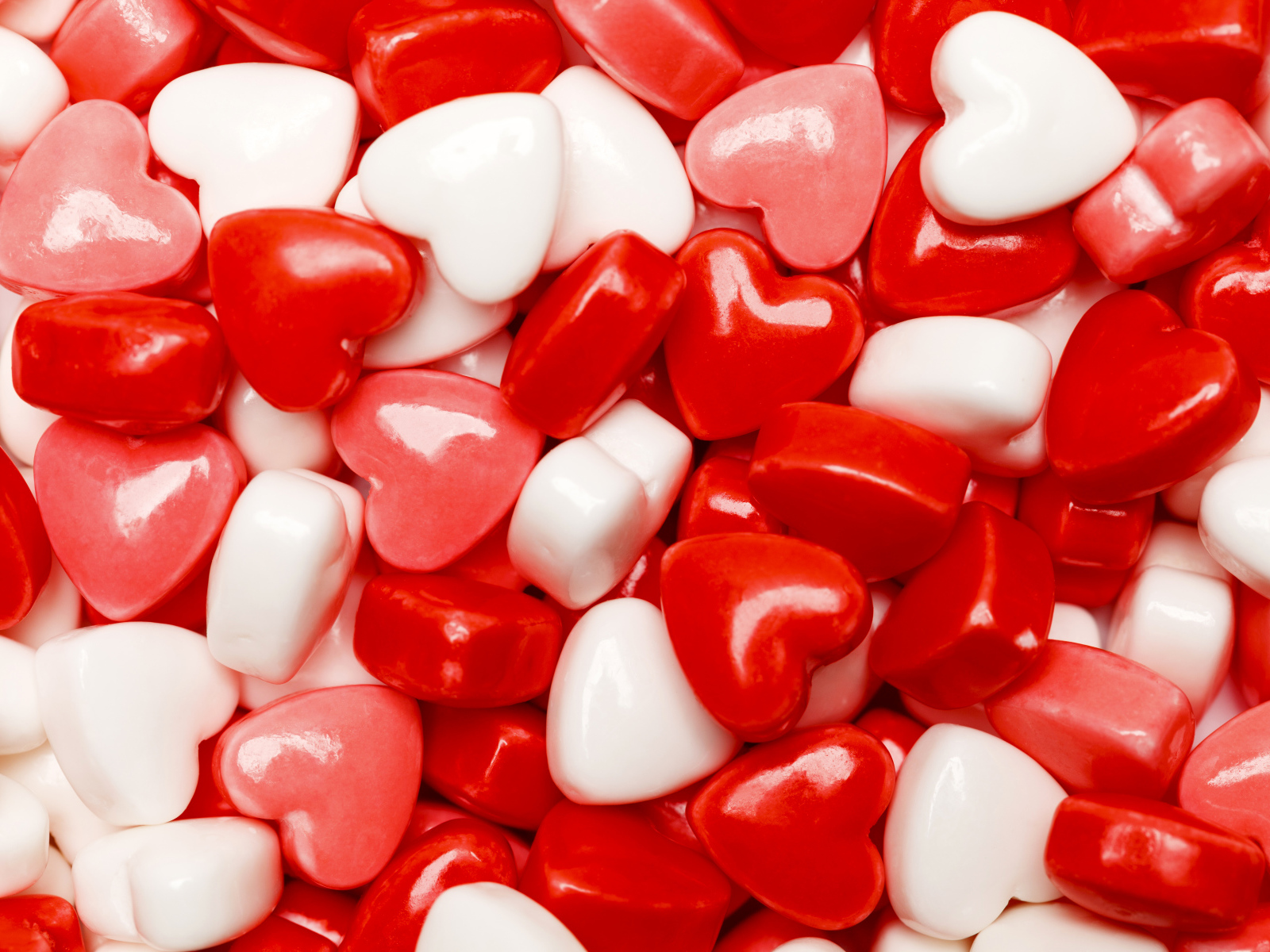 Много разноцветных конфет в форме сердца крупным планом