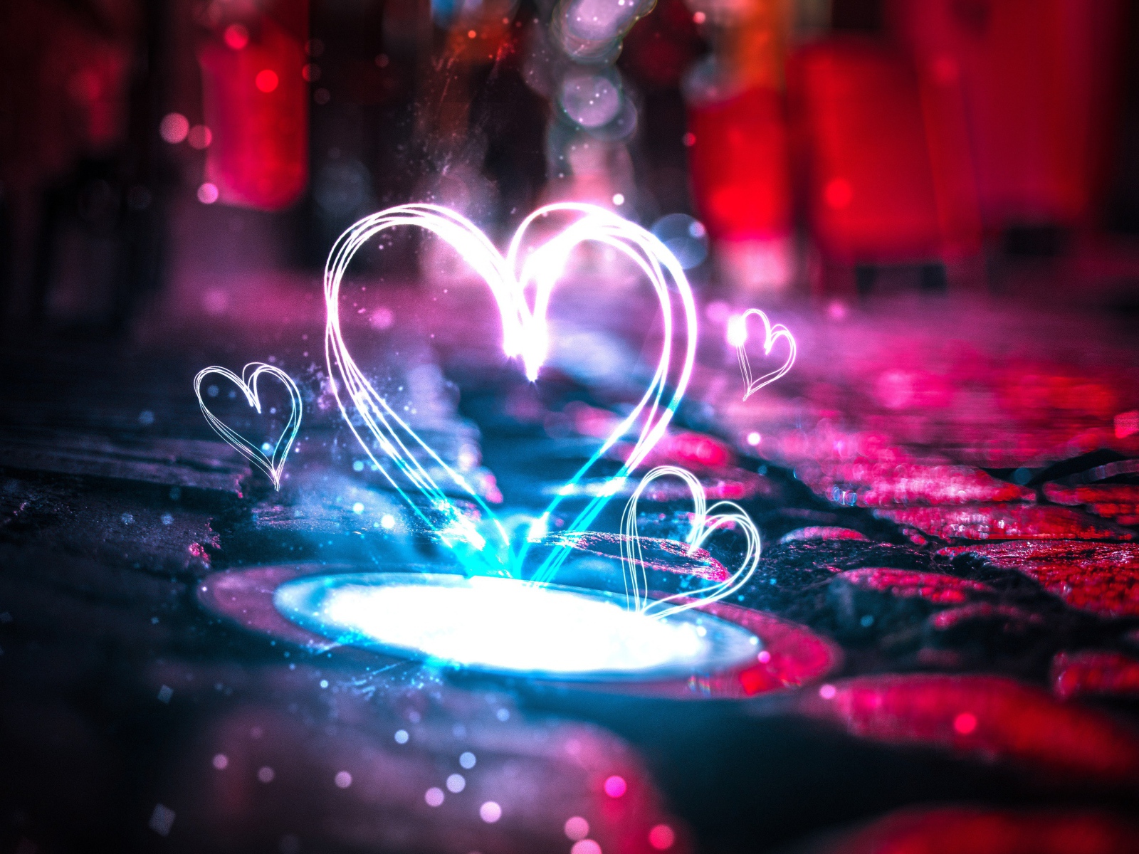 Неоновое сердце на дороге