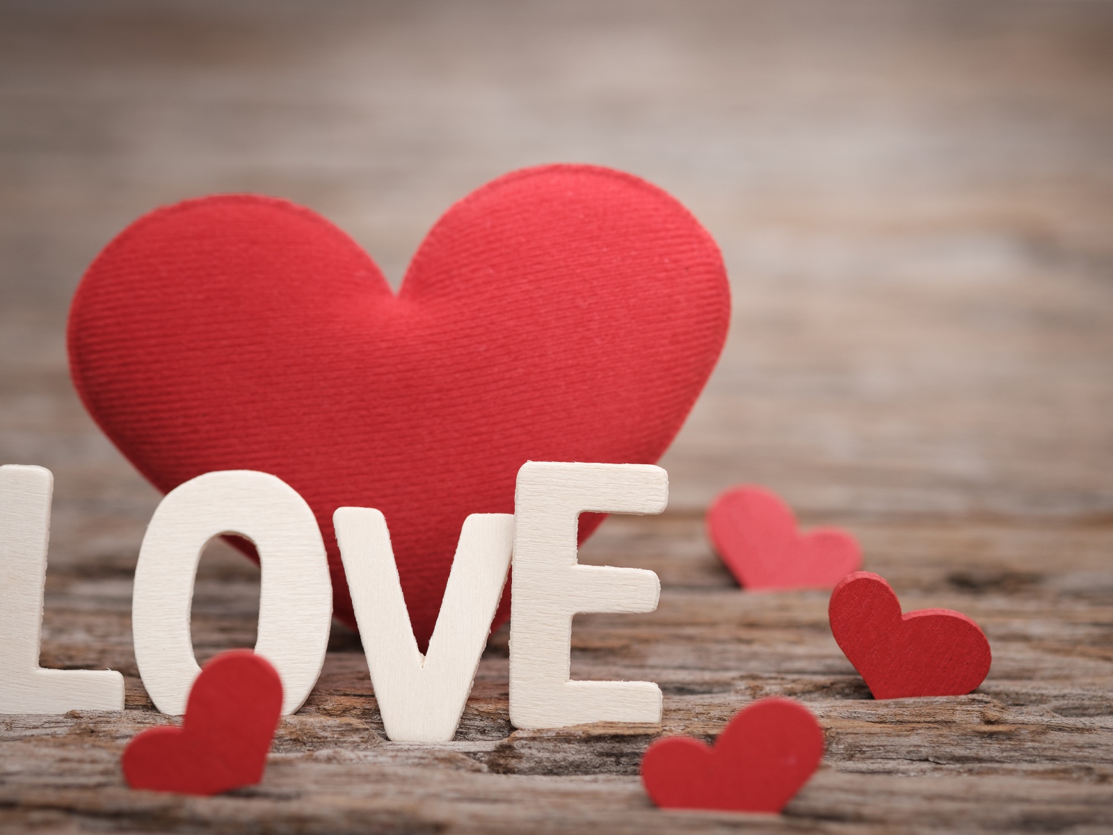 Красное сердце с надписью на английском Любовь