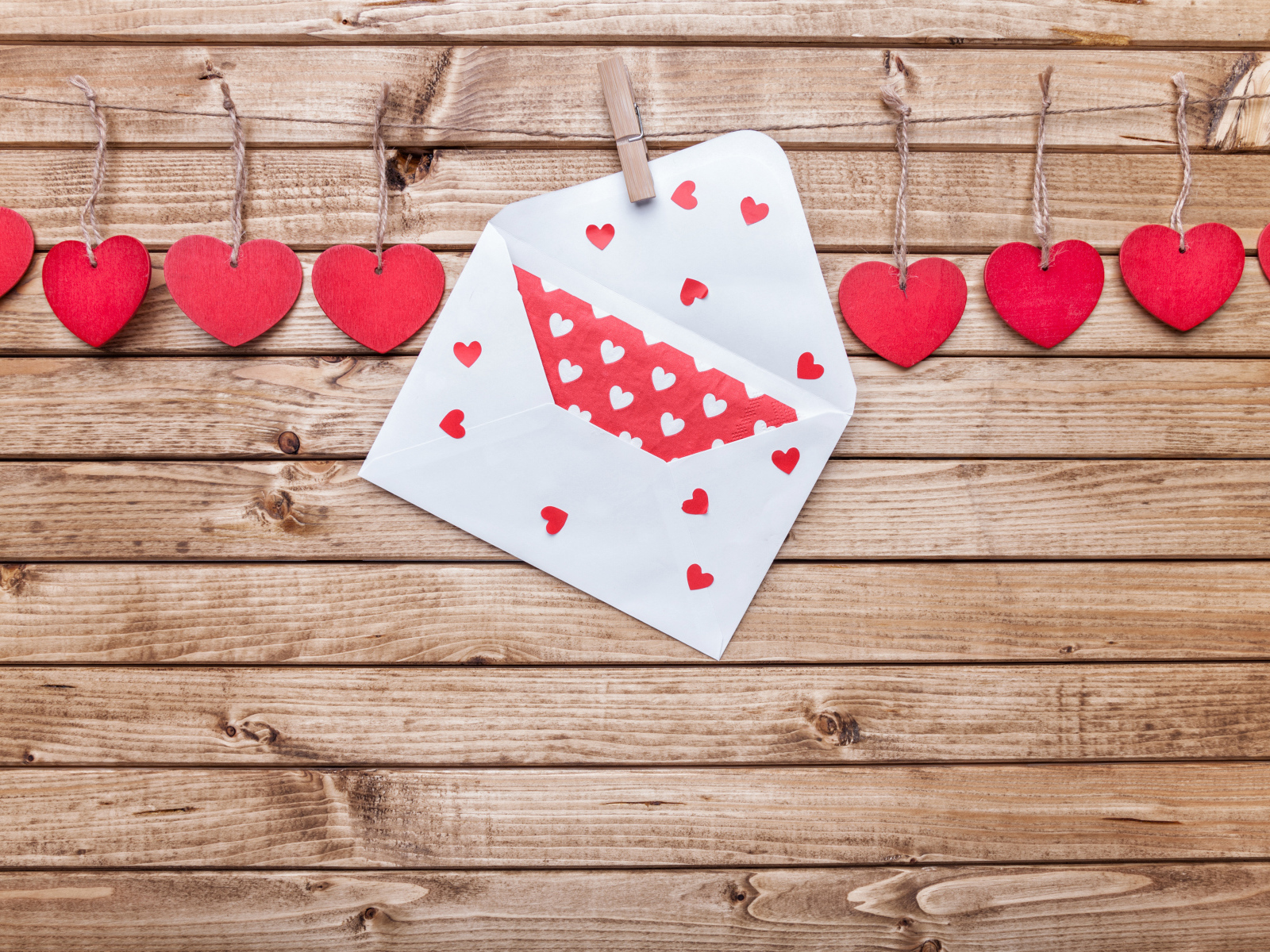 Красные деревянные сердечки на ниткам с конвертом 