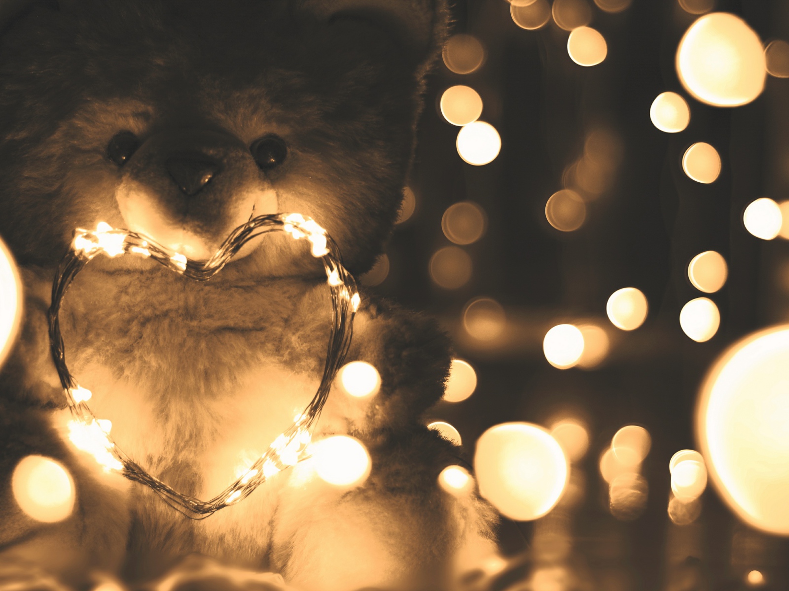 Медвежонок Тедди с сердцем из гирлянды 