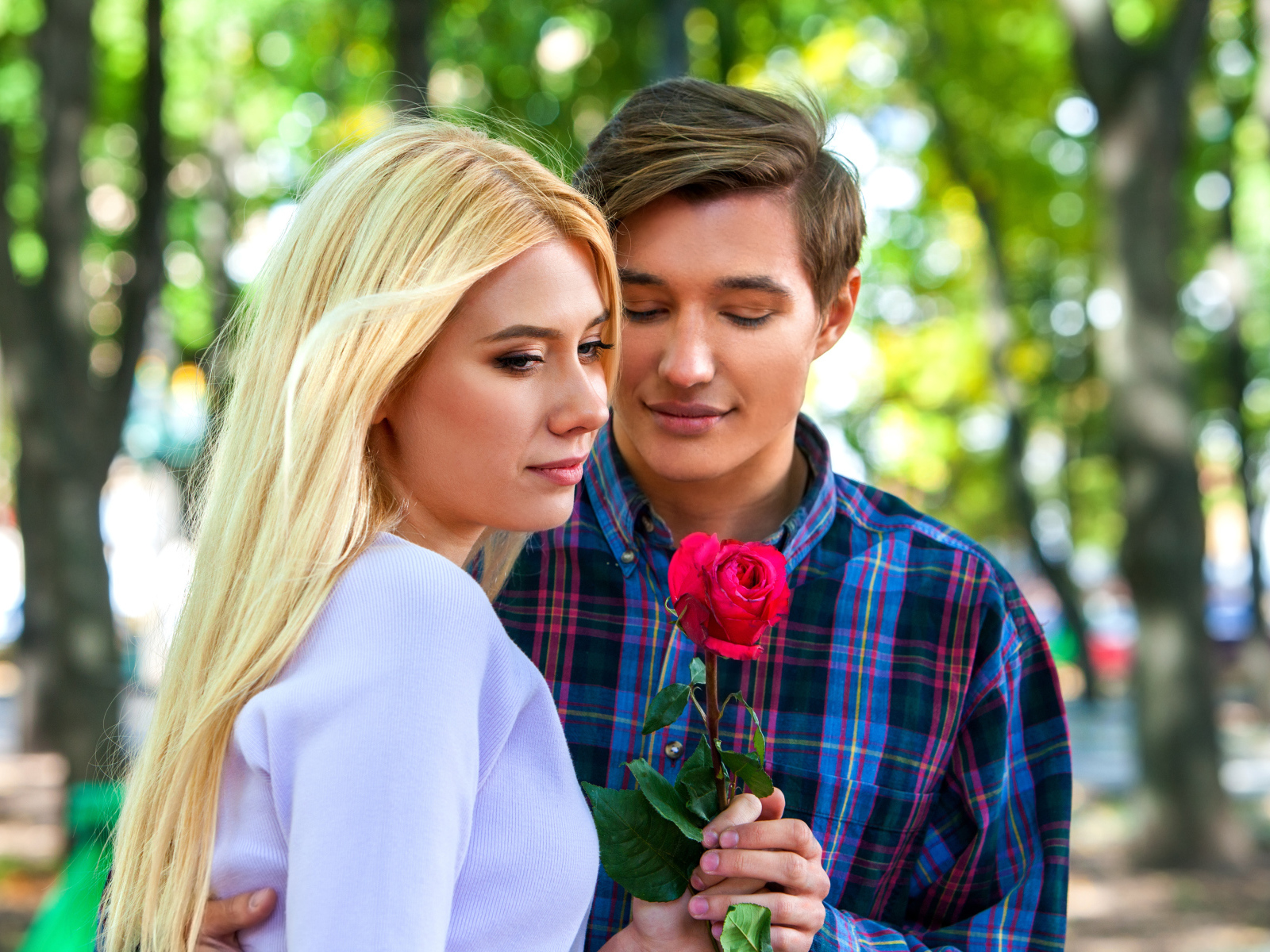Влюбленный парень дарит девушке розу 