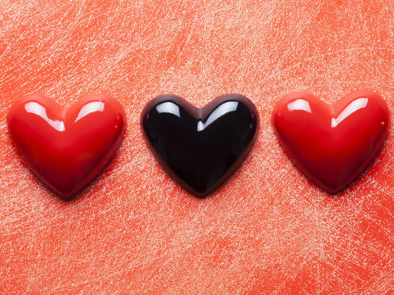 Три сердца на красном фоне 