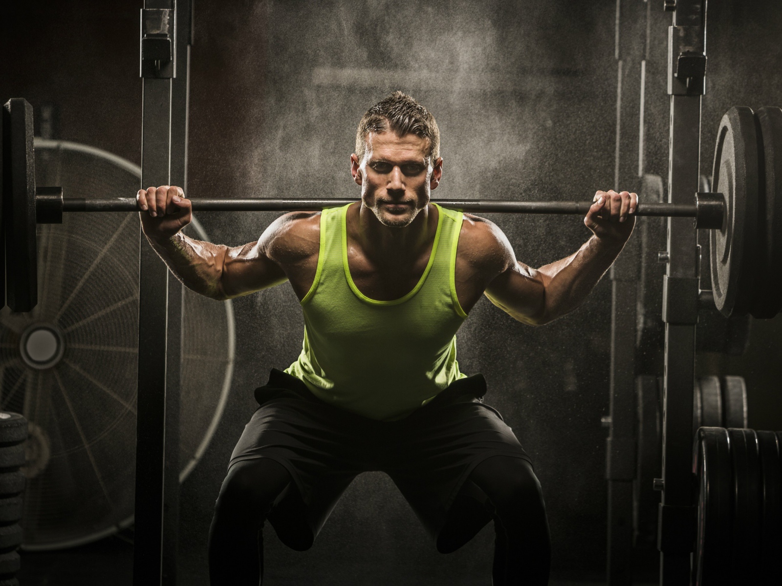 Мужчина спортсмен со штангой на плечах 