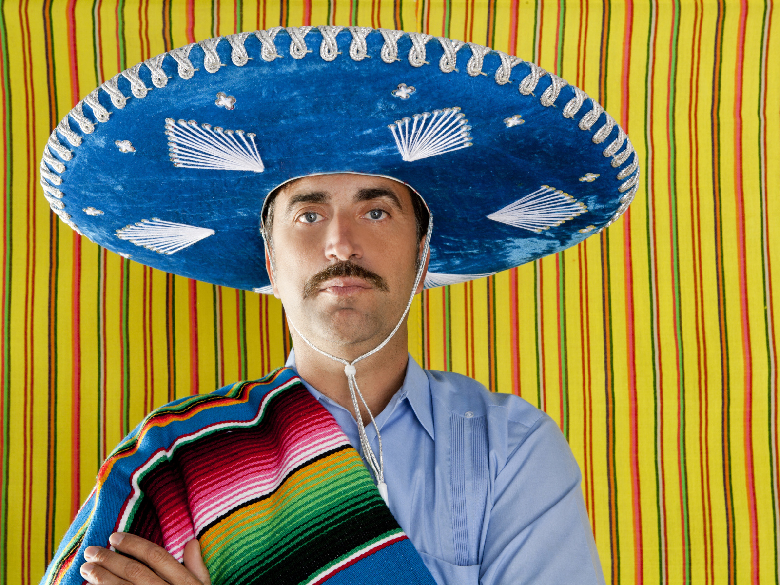Мужчина с большой шляпе сомбреро 