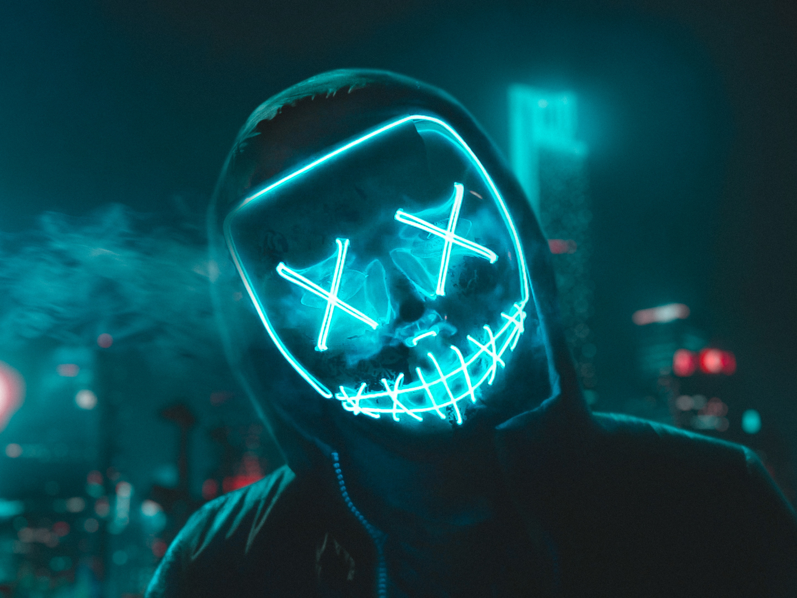 Парень в худи с неоновой маской 