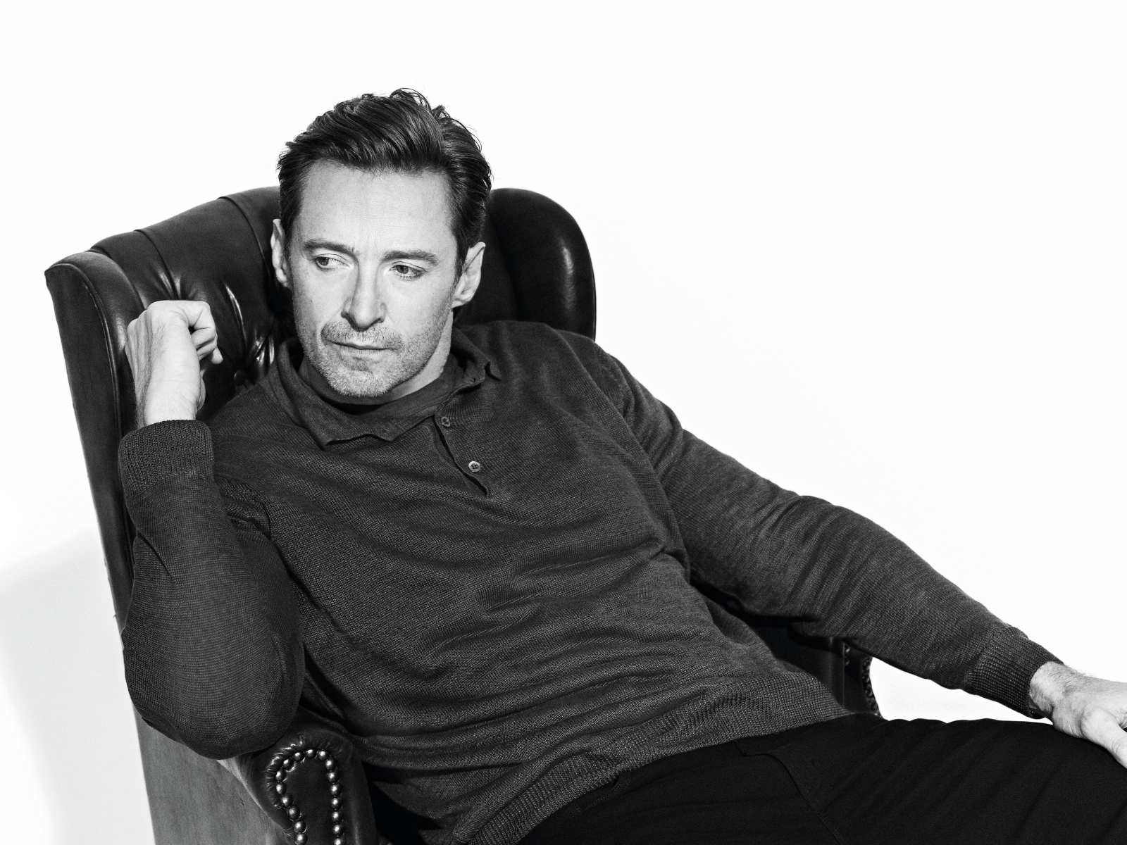 Актер Хью Джекман в кресле черно-белое фото