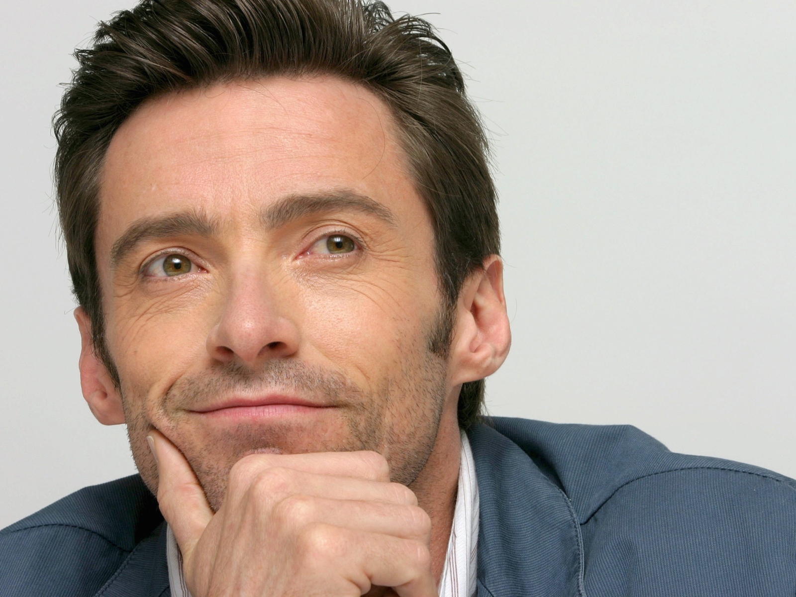 Актер Хью Джекман с рукой у лица