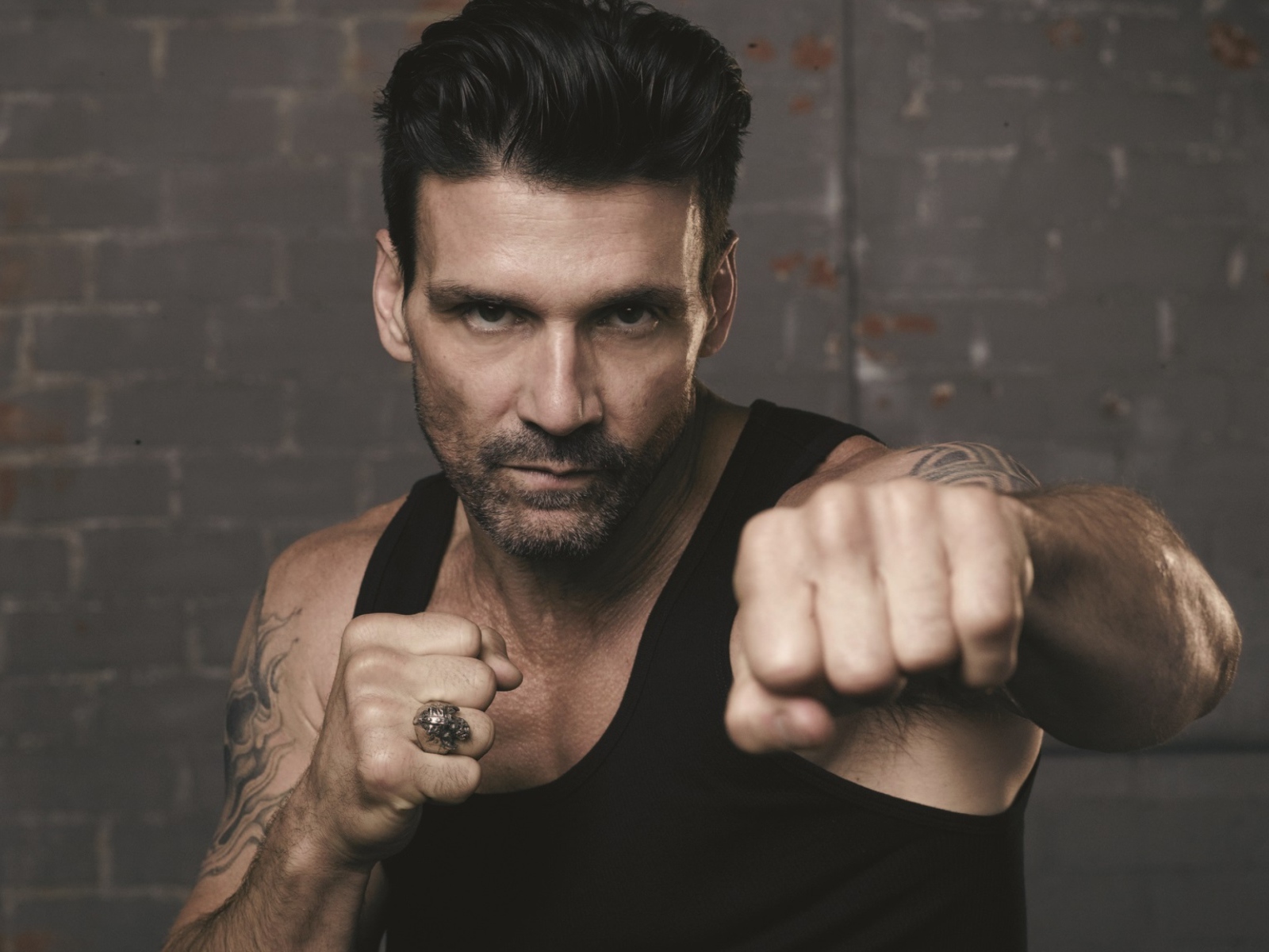 Американский актер Фрэнк Грилло занимается спортом