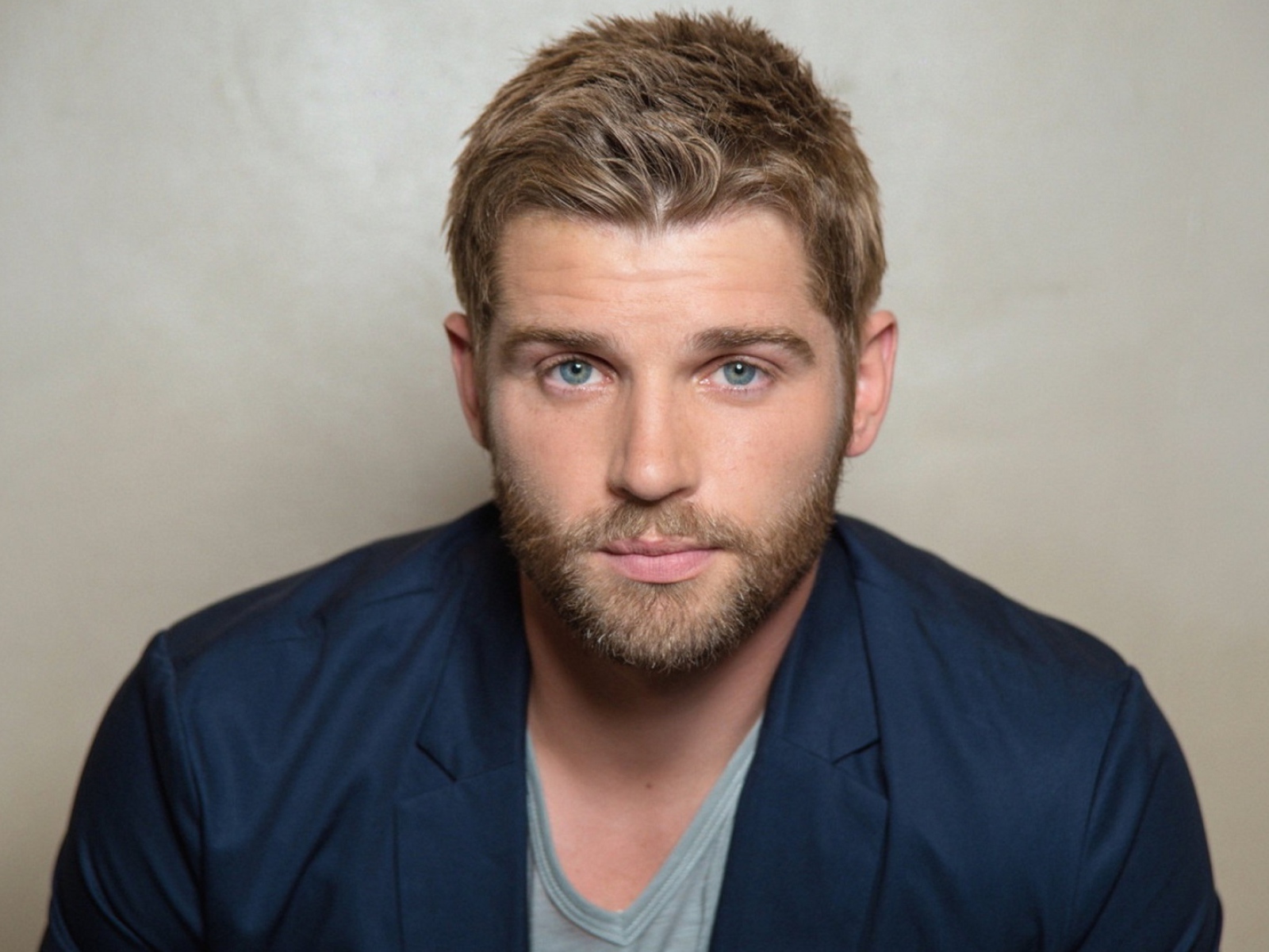 Голубоглазый мужчина, американский актер Майкл Фогель