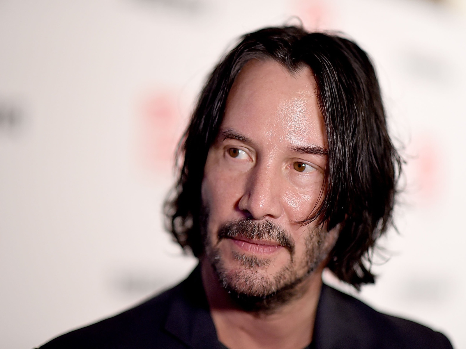 Кареглазый мужчина, актер Киану Ривз