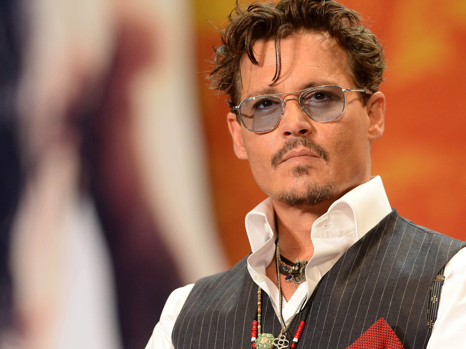 Модный актер Джонни Депп в очках