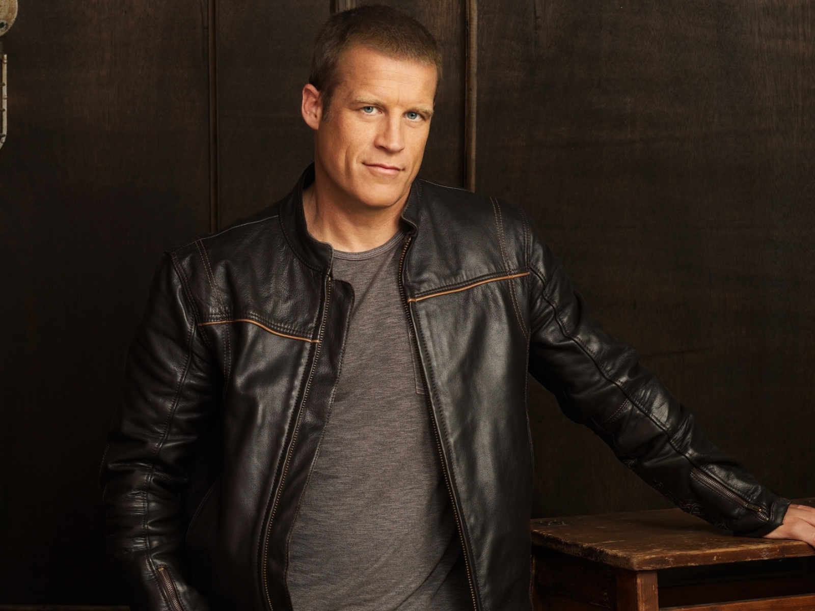 Красивый мужчина, актер Марк Вэлли в кожаной куртке