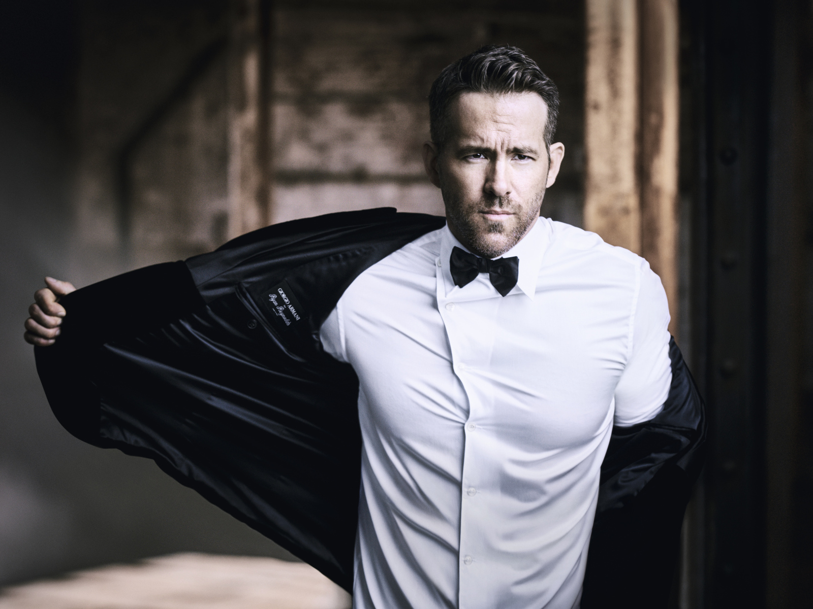 Популярный канадский актер Райан Рейнольдс снимает пиджак