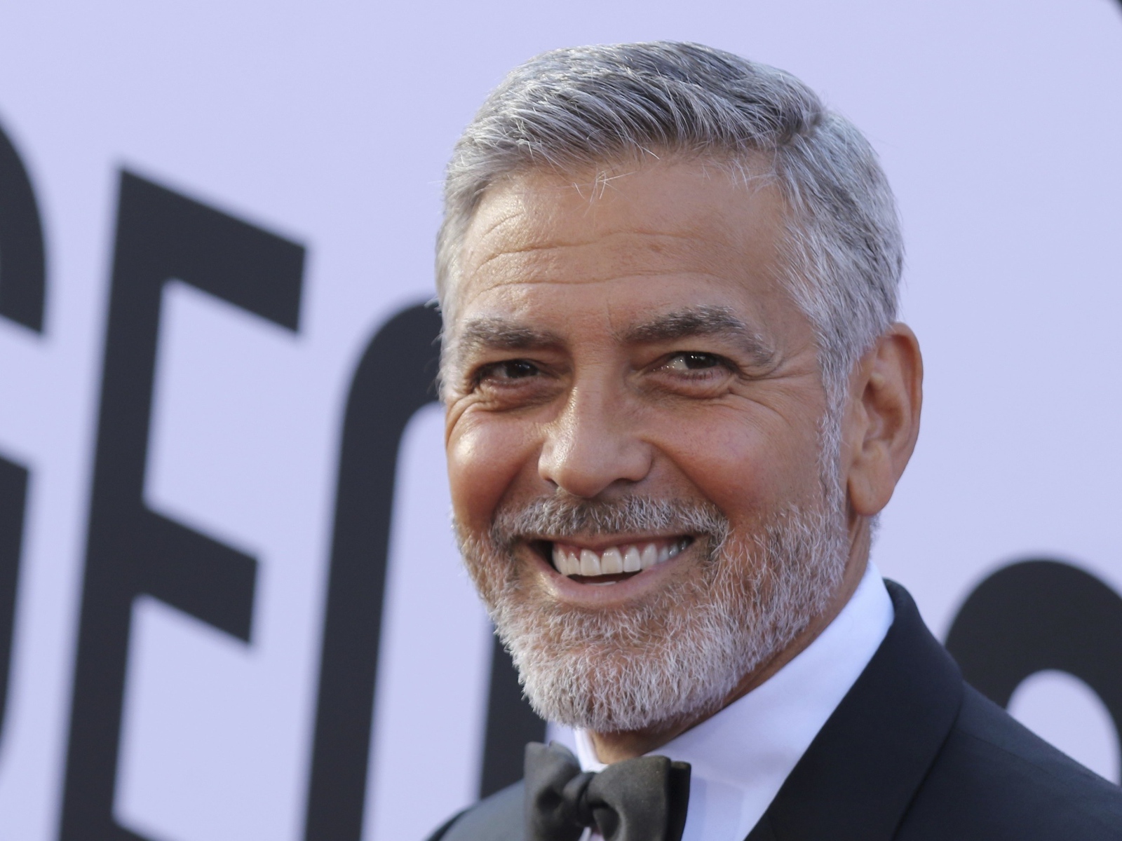 Улыбающийся мужчина актер Джордж Клуни