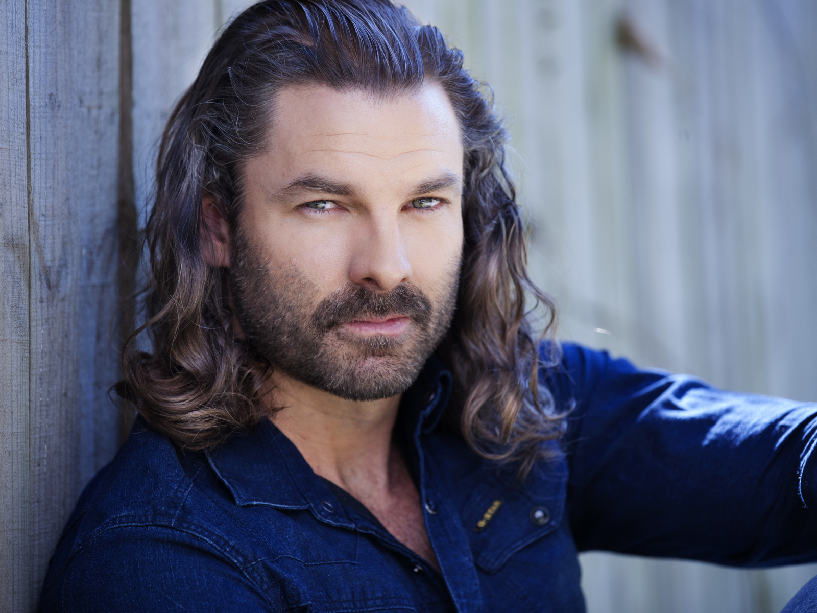 Стильный мужчина актер Гай Уильямс