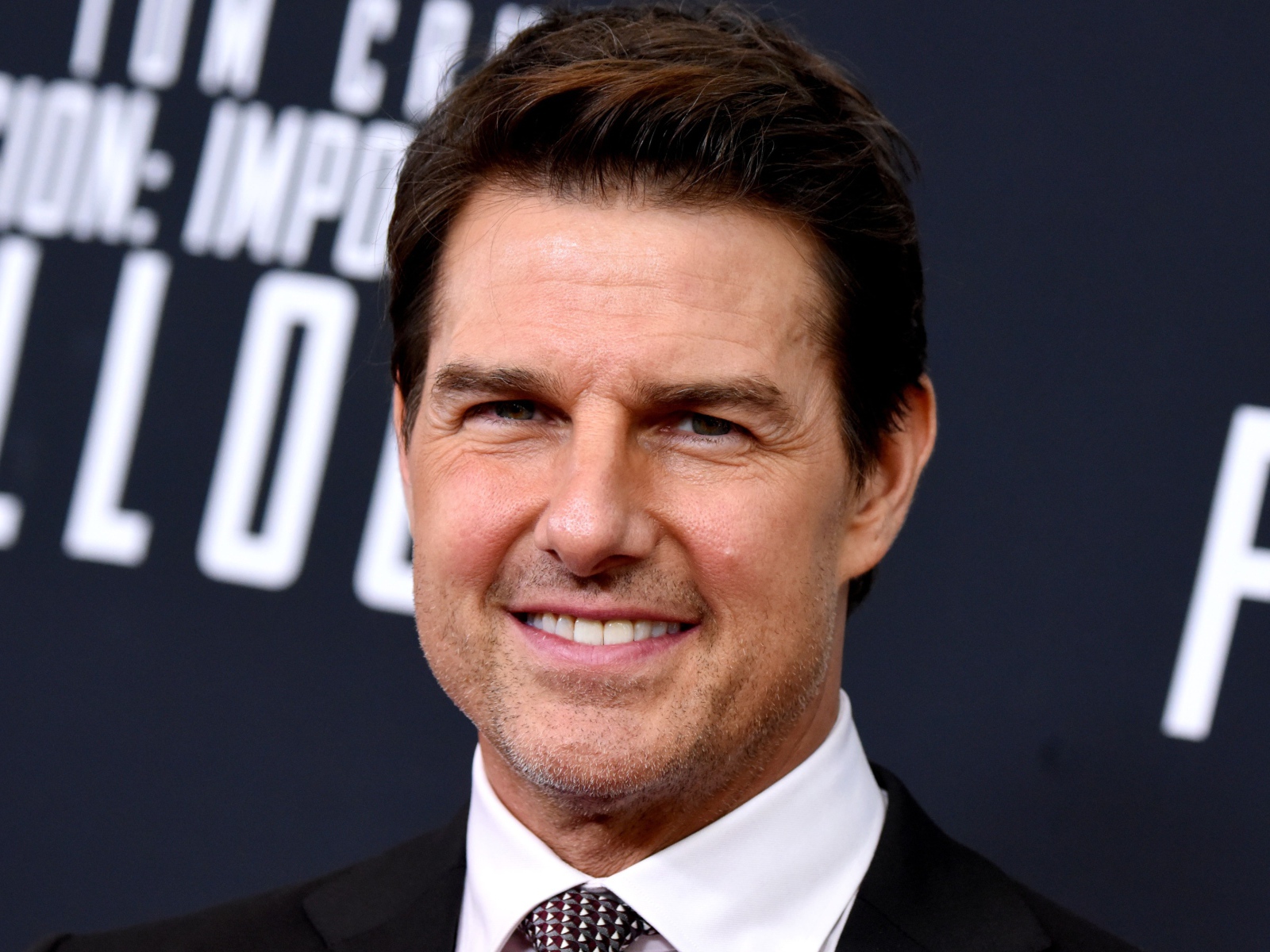 Стильный улыбающийся мужчина, актер Том Круз