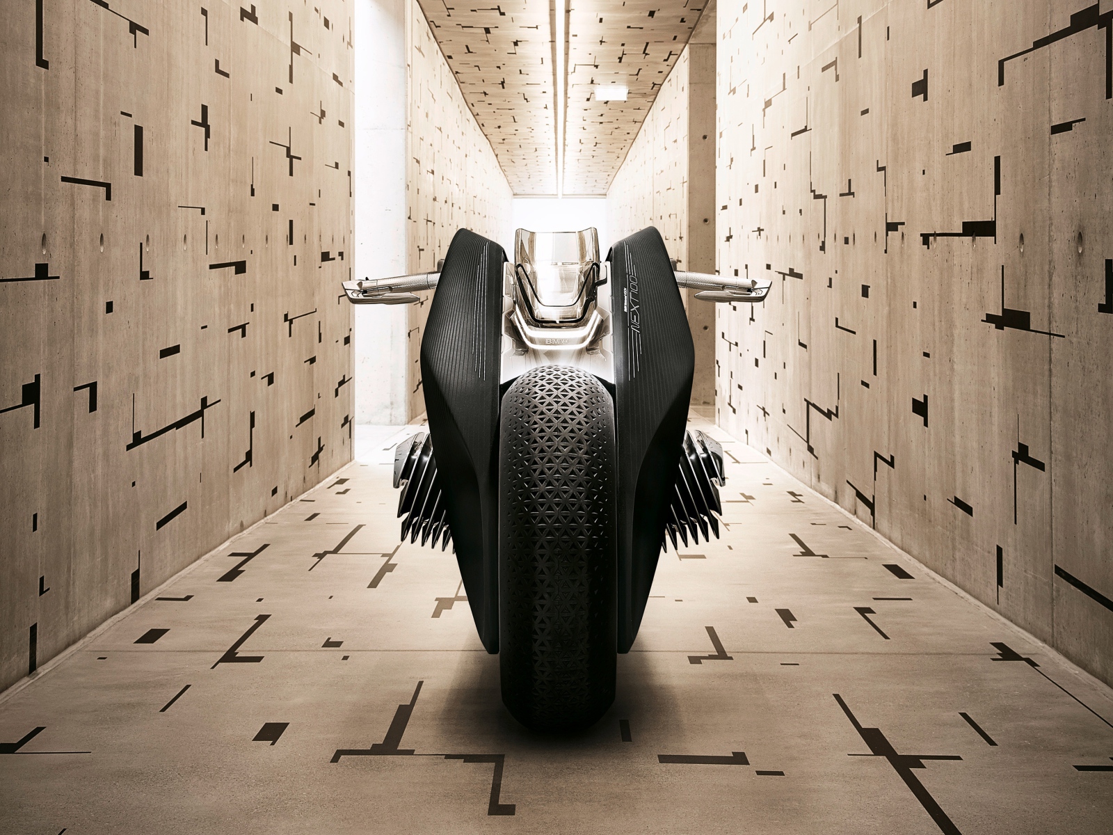 Мотоцикл BMW Vision Next 100 в комнате