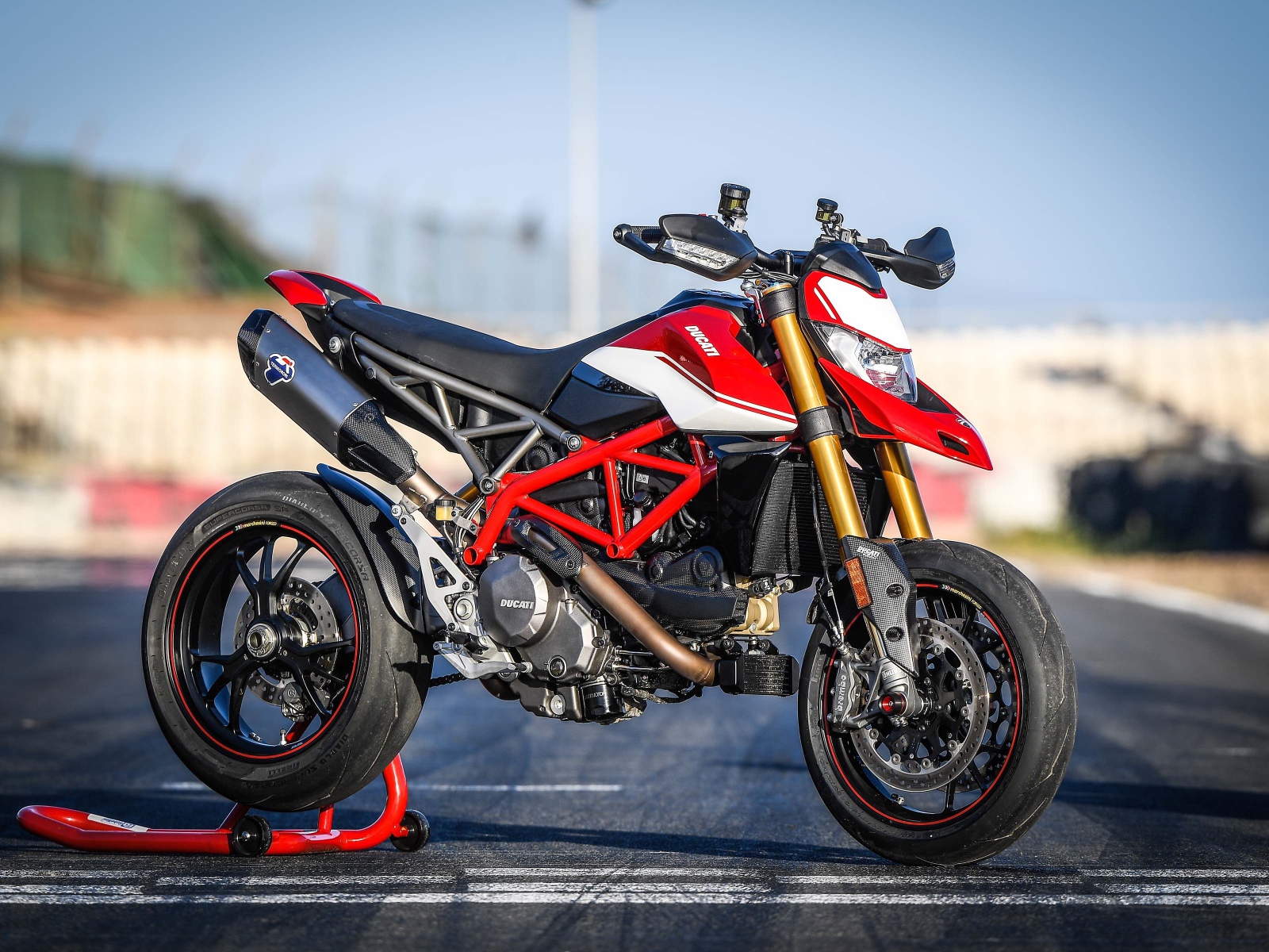 Мотоцикл Ducati Hypermotard 950 SP, 2019 года на асфальте