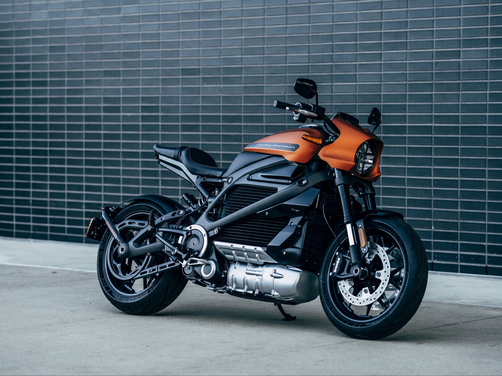 Большой мотоцикл Harley-Davidson у стены