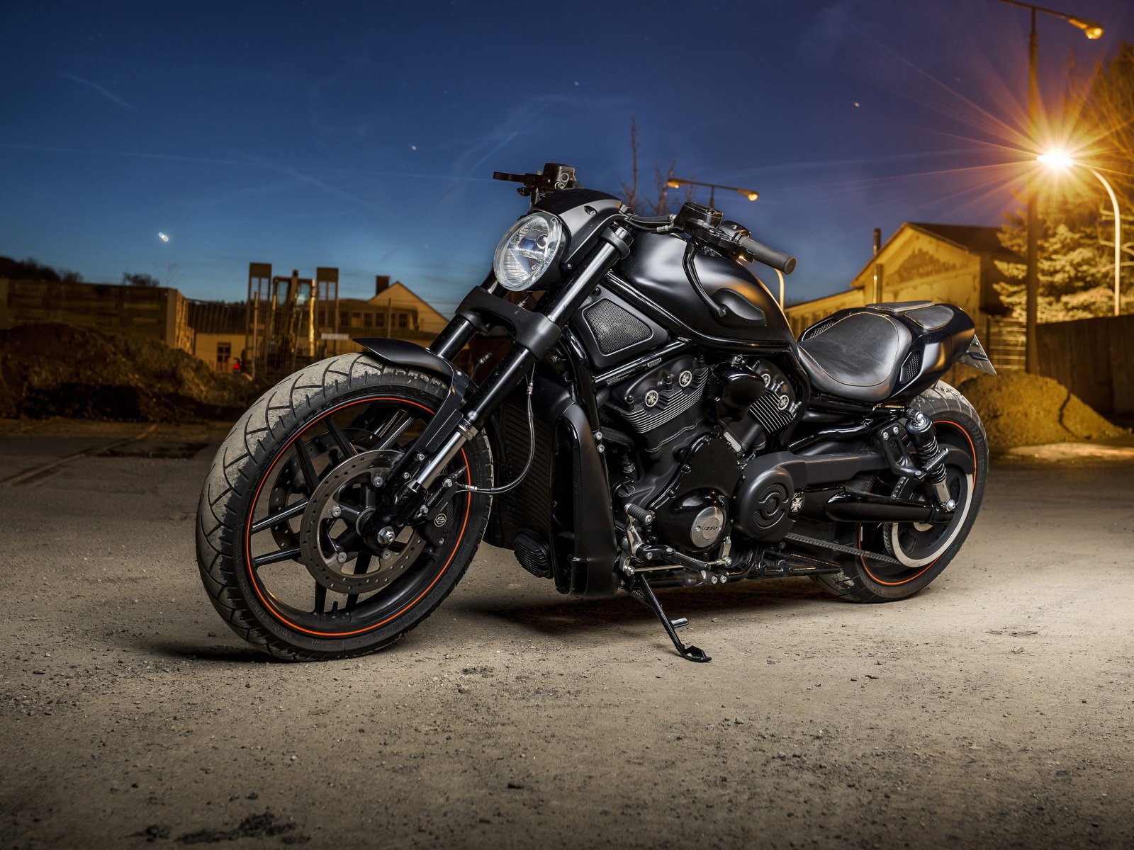 Мощный черный мотоцикл Harley Davidson стоит на улице с фонарем