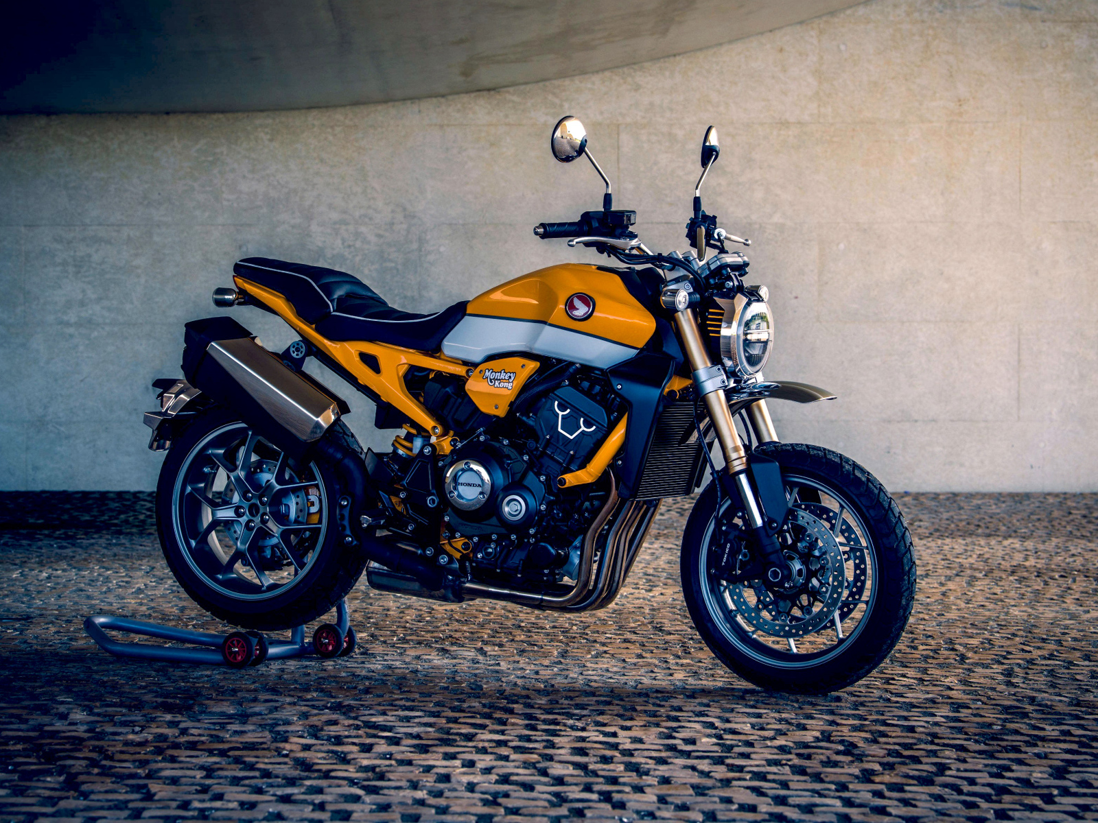 Мотоцикл Honda CB1000R Monkey Kong 2019 года у стены