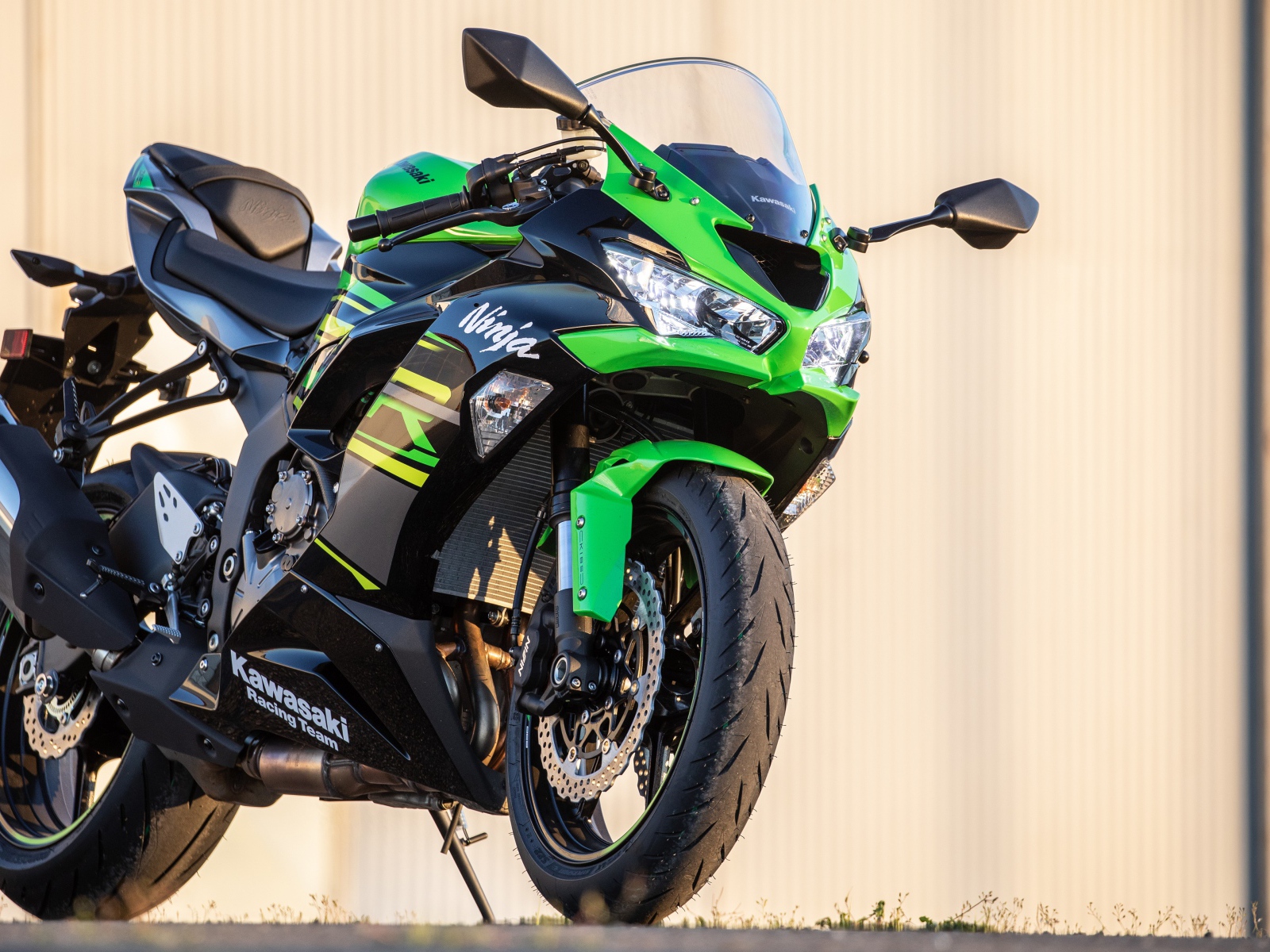 Мотоцикл Kawasaki Ninja ZX-6R 2019 года у стены