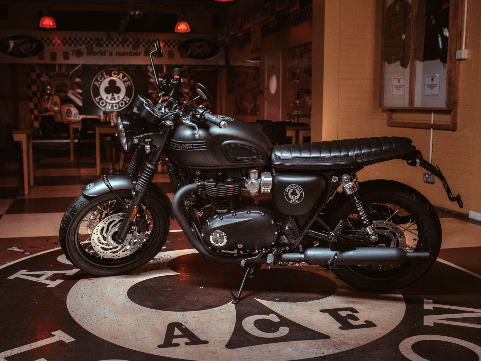 Черный мотоцикл Triumph Bonneville T120, 2019 года