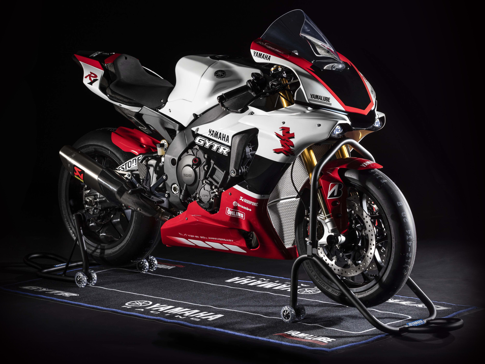Мотоцикл Yamaha YZF-R1 GYTR, 2019 года на черном фоне