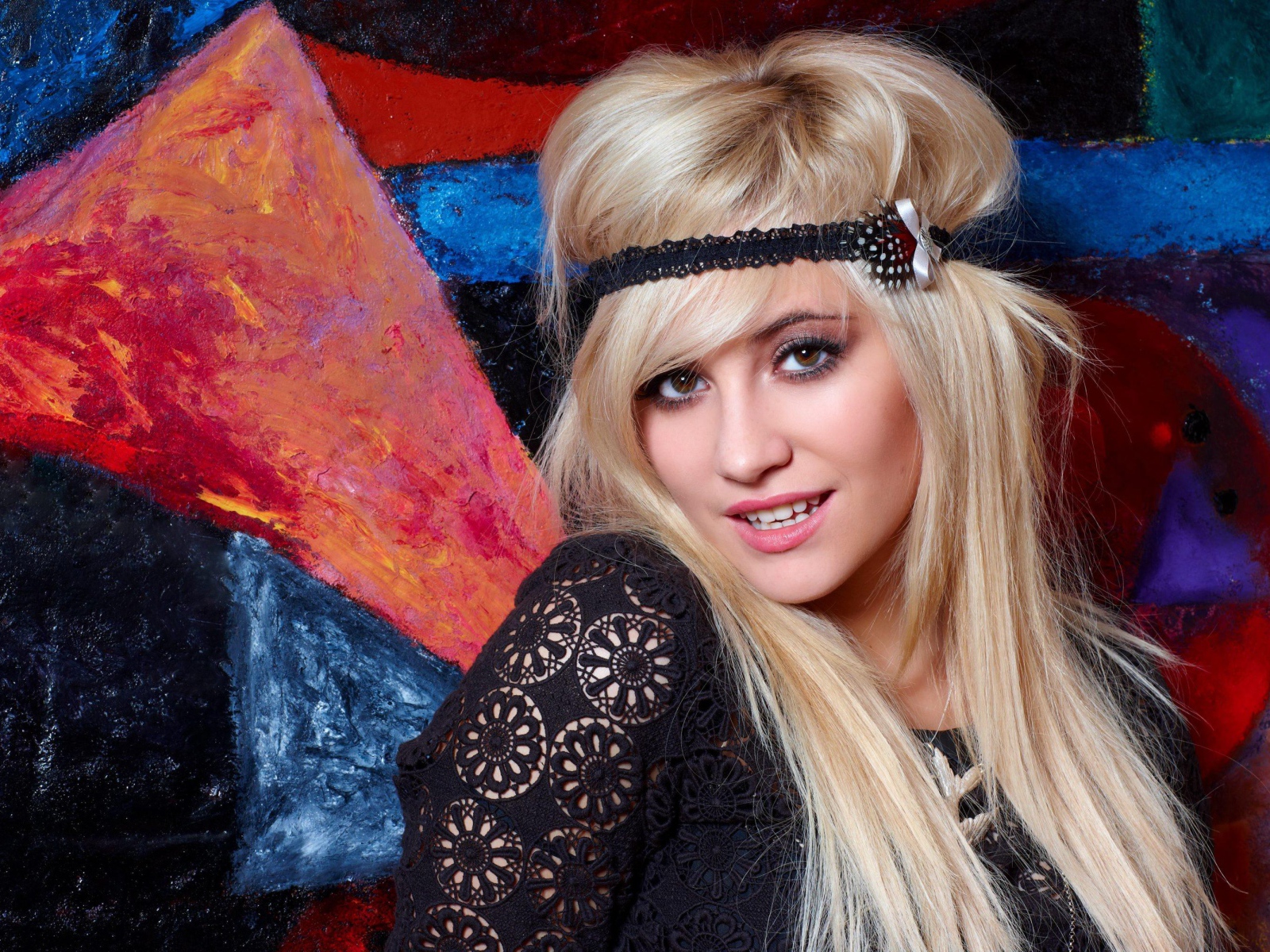 Красивая блондинка, певица Пикси Лотт с повязкой на голове