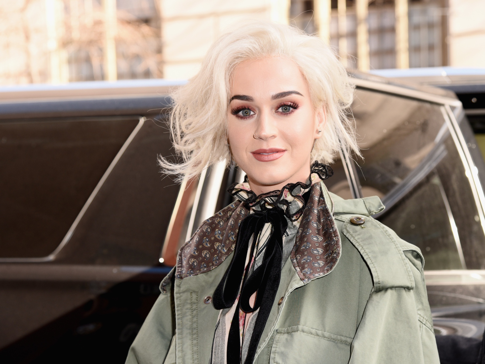 Блондинка Кэти Перри у машины