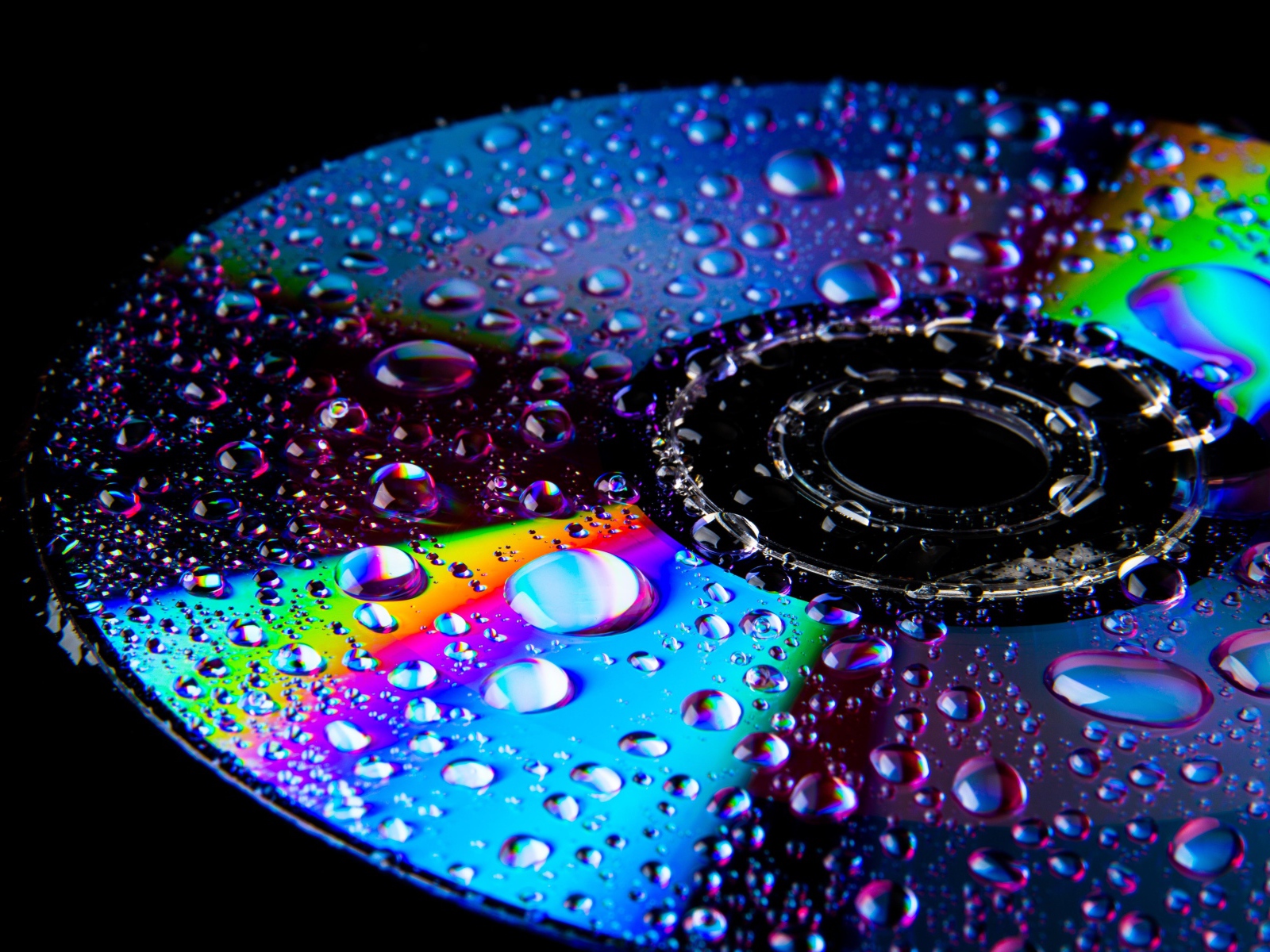 Яркая поверхность диска в каплях воды
