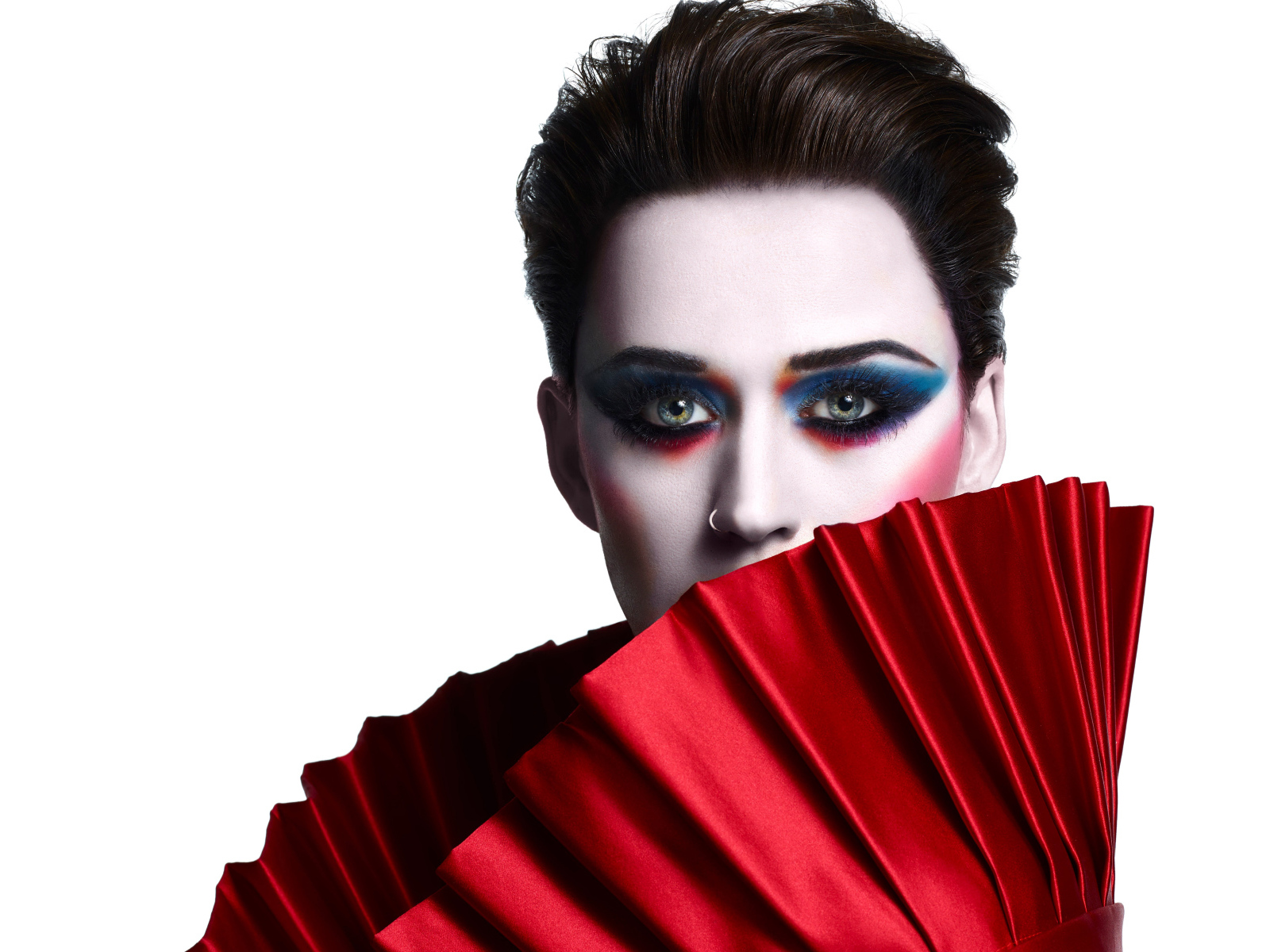 Ярка певица Кэти Перри на белом фоне