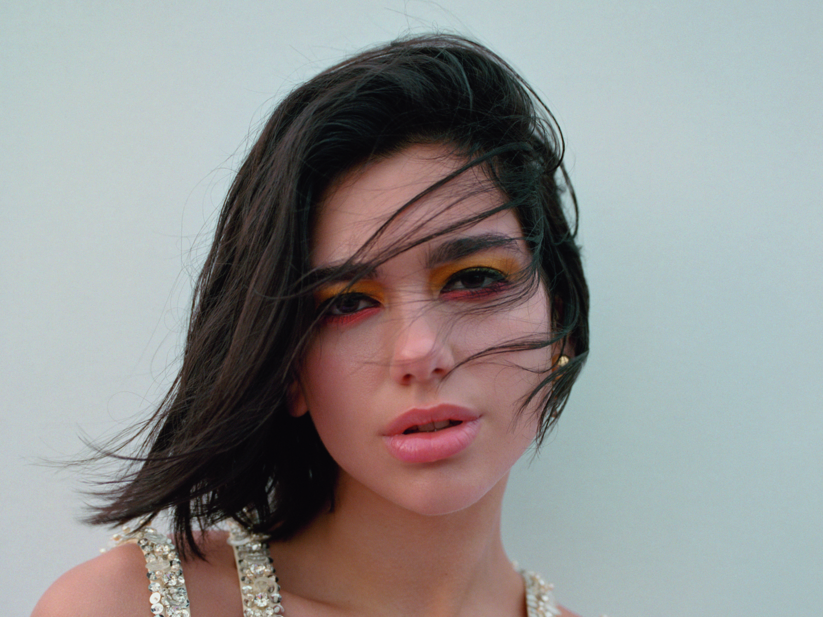 Британская певица Дуа Липа с волосами на лице