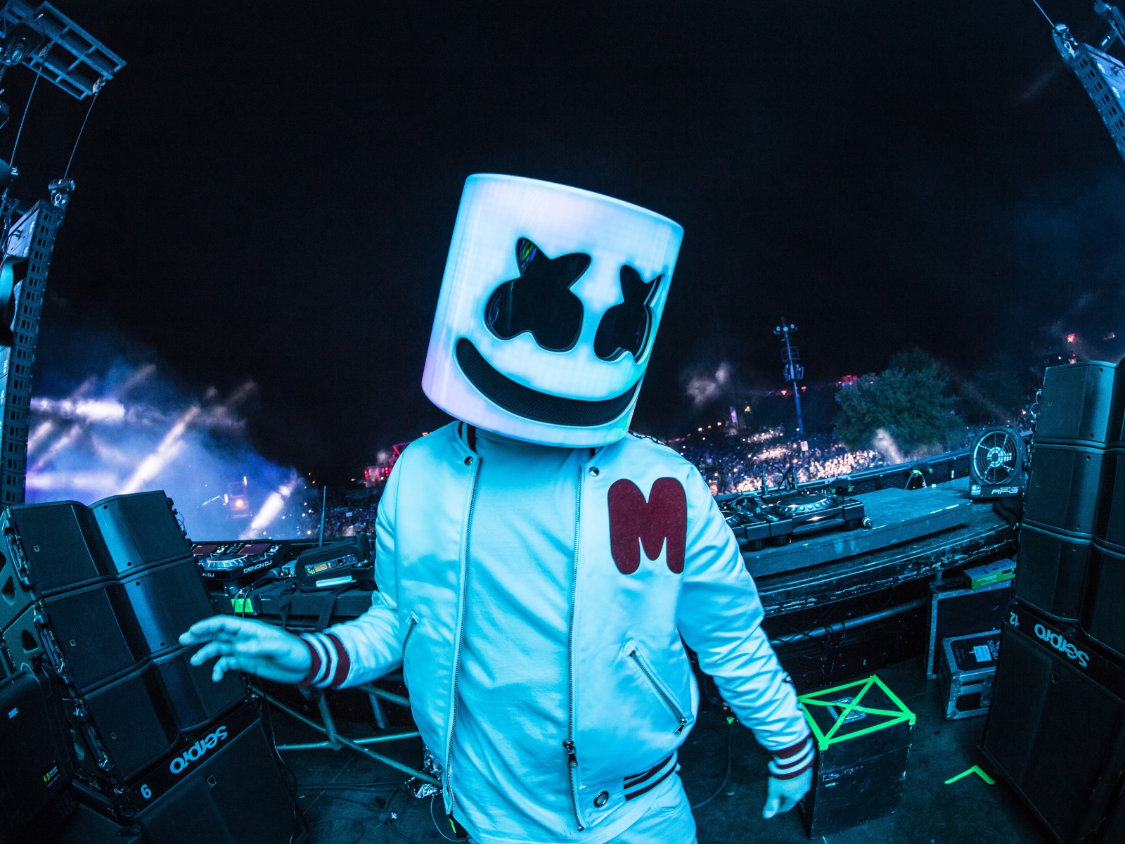 Мужчина диджей в маске маршмеллоу 