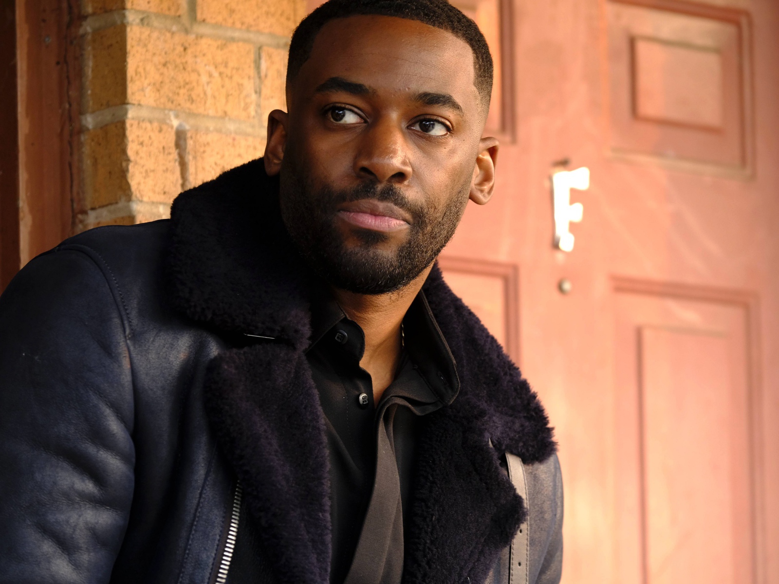 Музыкант Эшли Томас в черной куртке