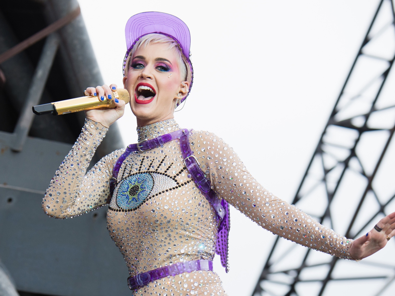 Эпатажная певица Кэти Перри выступает на сцене