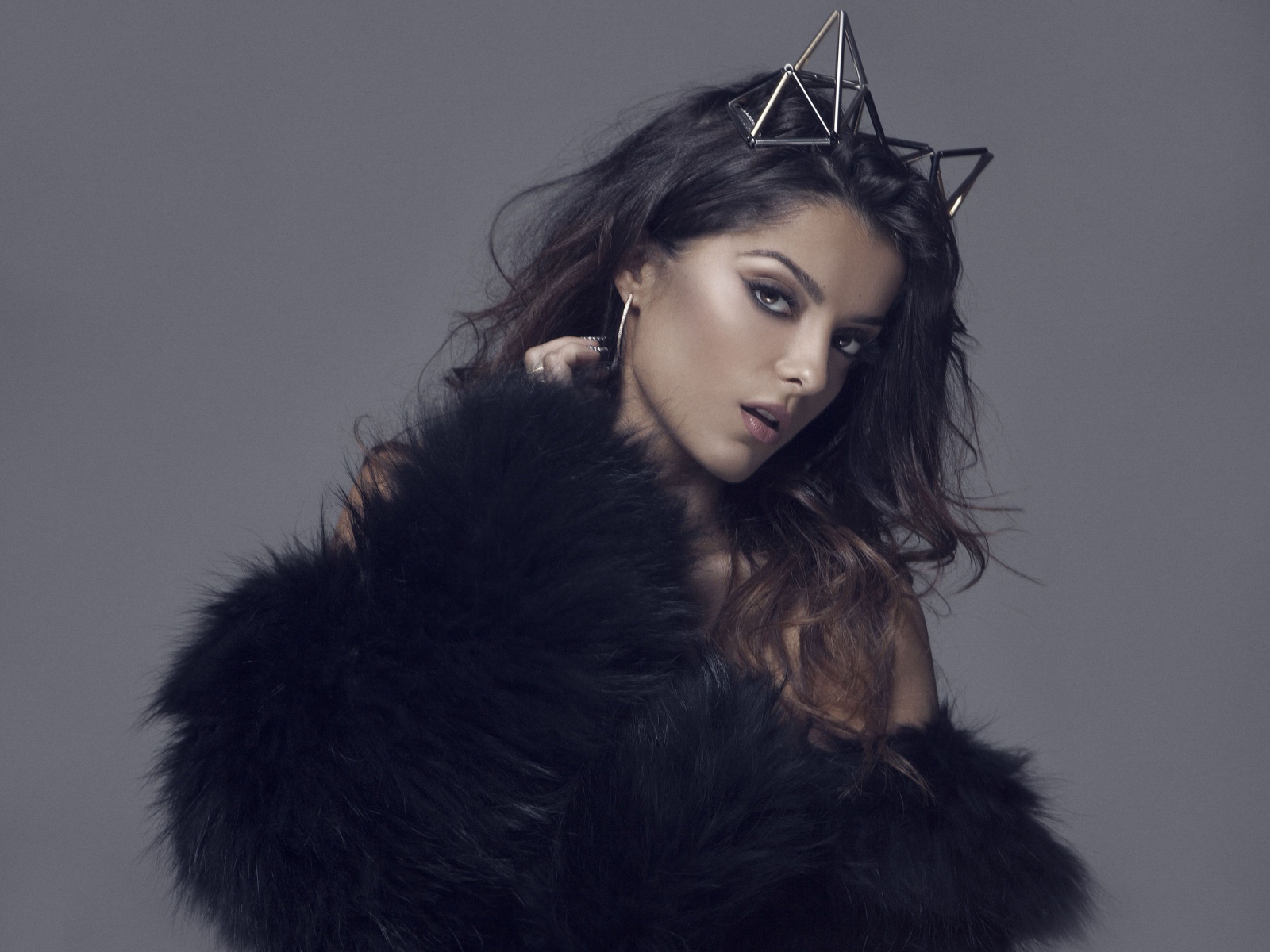 Певица Биби Рекса на сером фоне