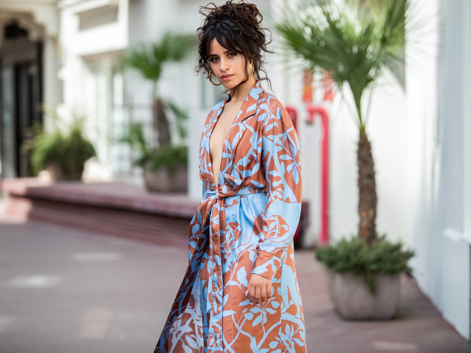 Певица Камила Кабельо в пальто на улице