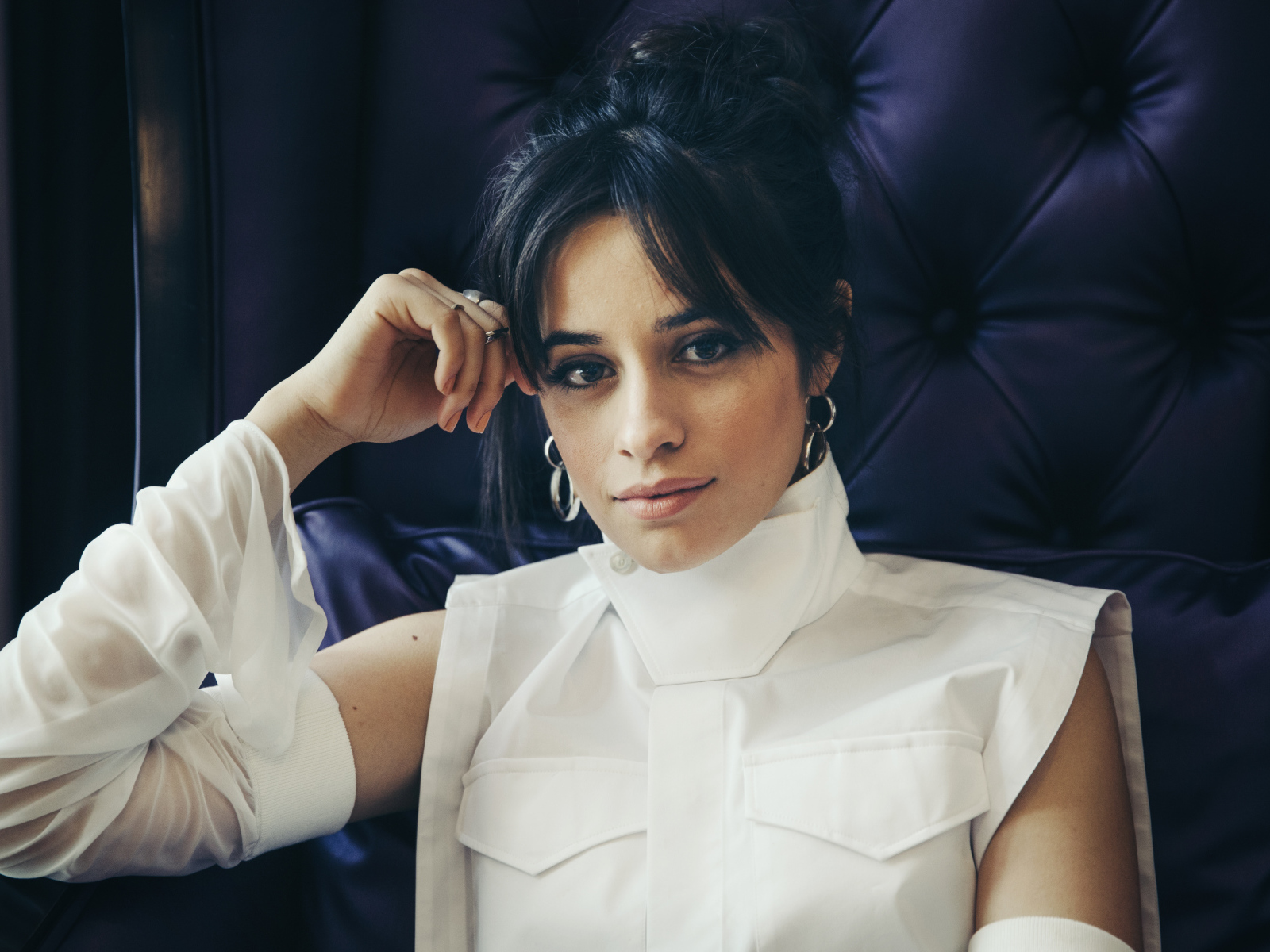 Стильная Камила Кабельо в белом костюме сидит в кресле