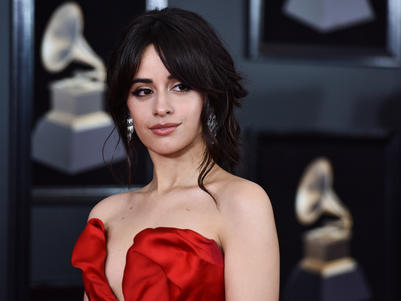 Стильная девушка певица Камила Кабельо в красном платье