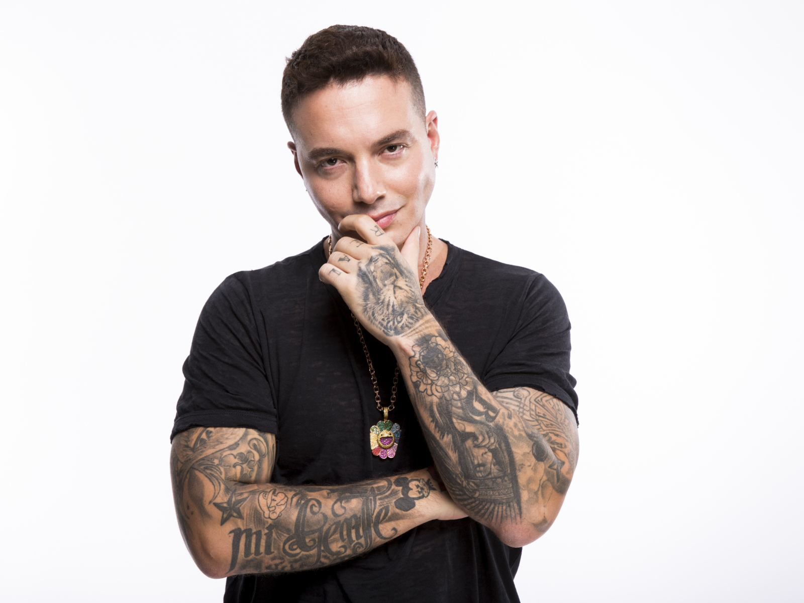 Стильный мужчина, певец Джей Бальвин в черной футболке