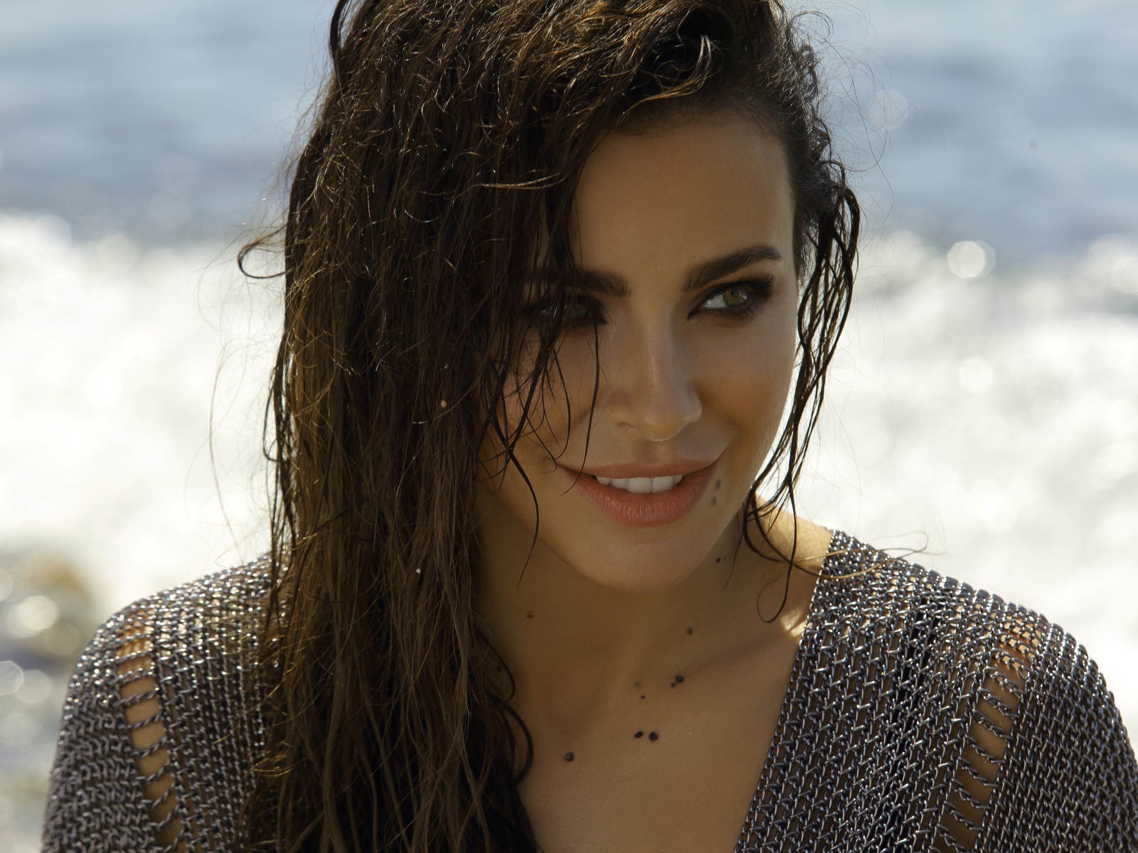 Украинская певица Ани Лорак с мокрыми волосами