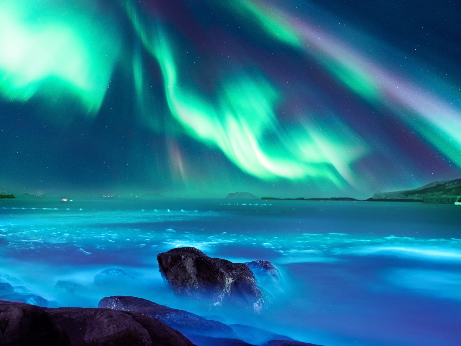 Полярное сияние над водой 