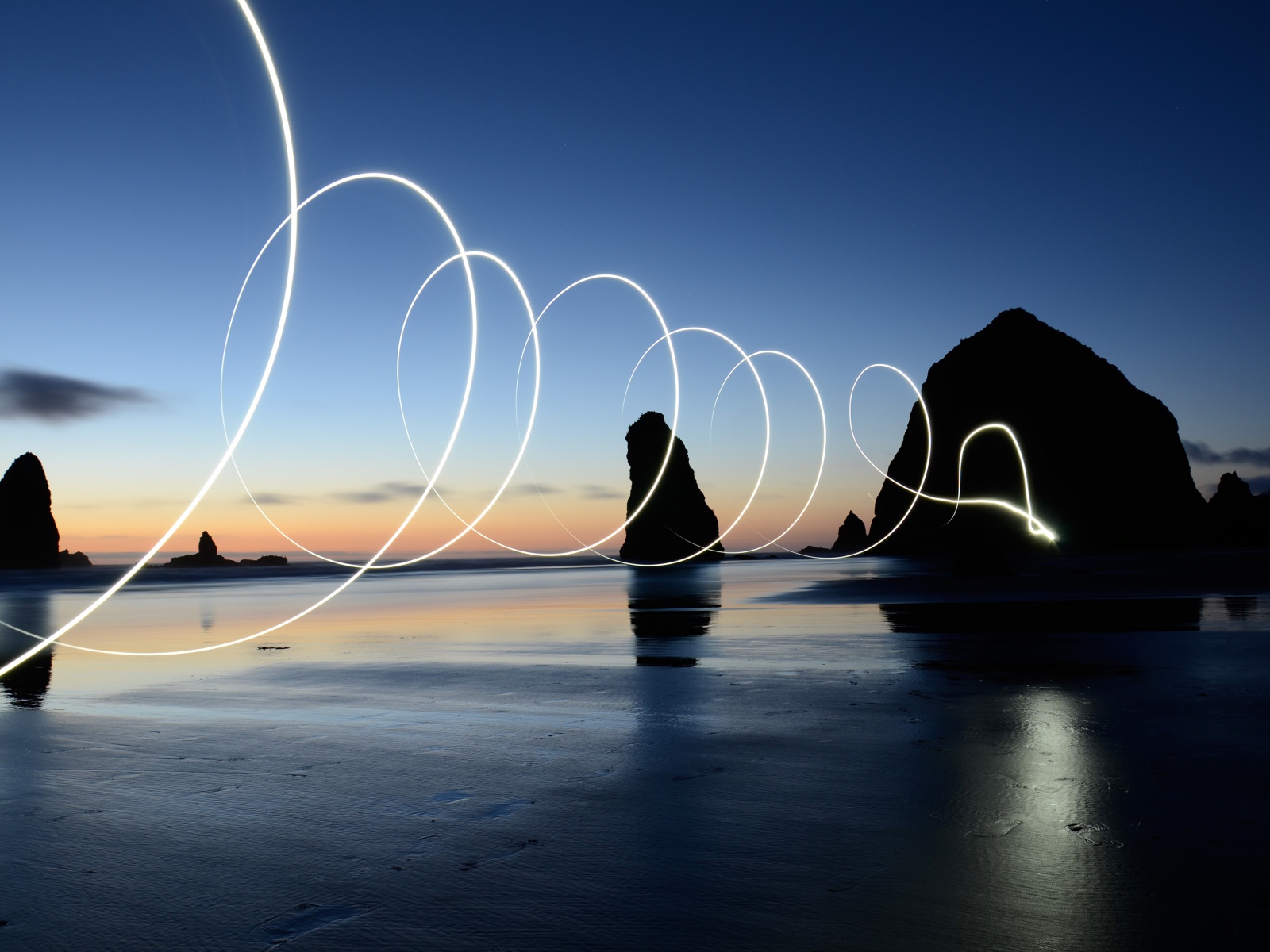 Яркая световая волна над мокрым морским песком