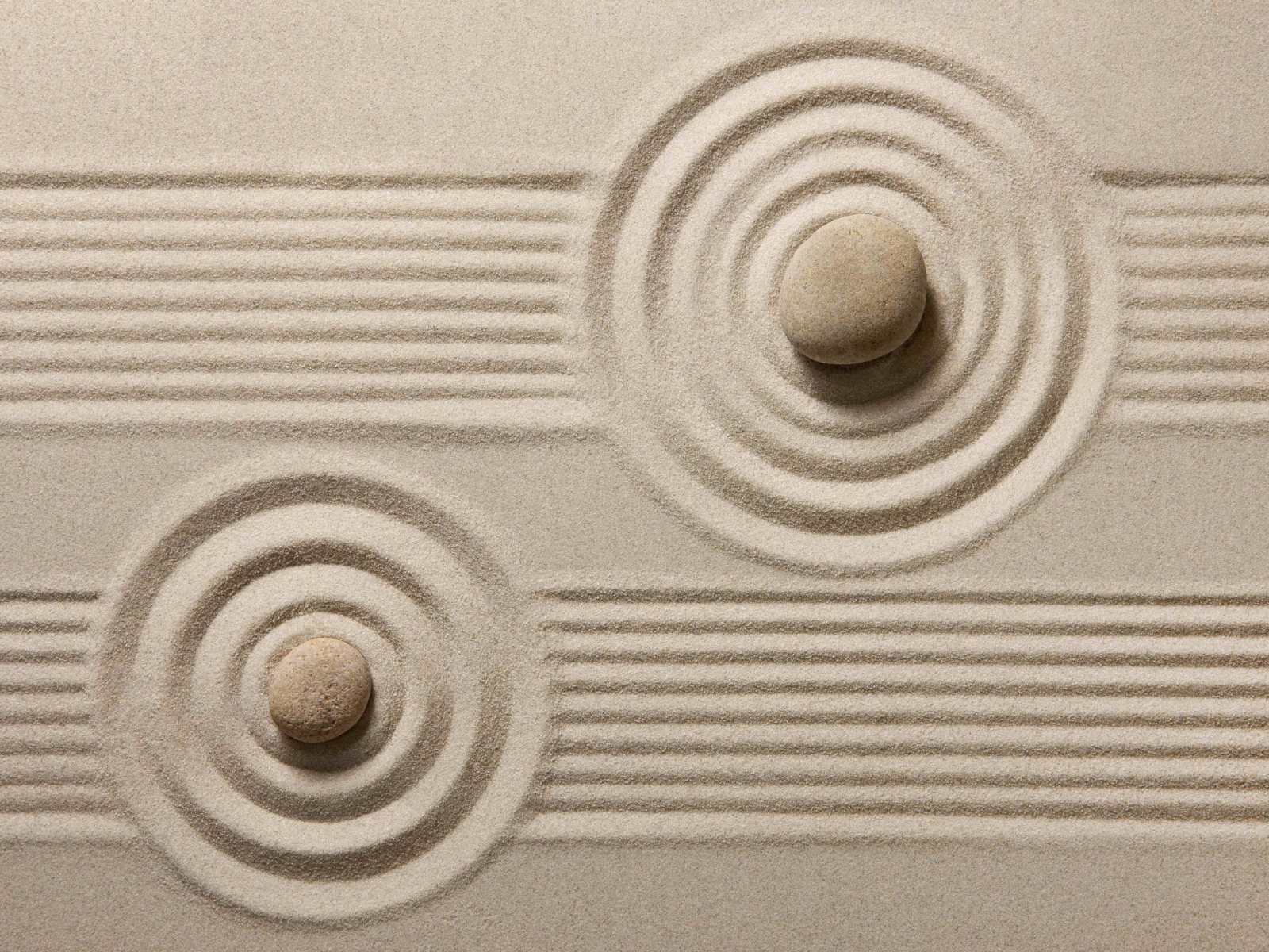 Японский сад камней на белом песке